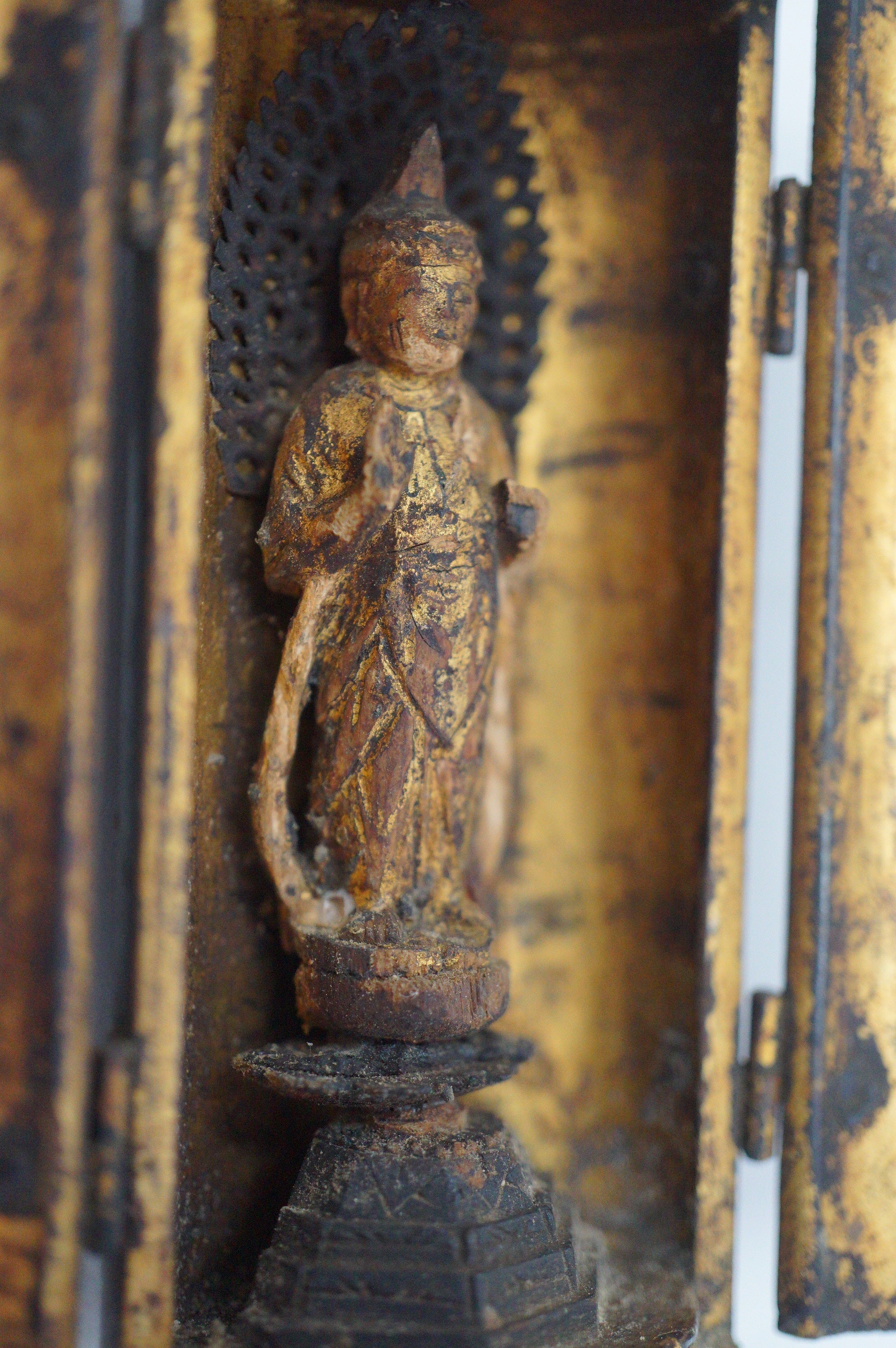 Japanischer Mini-Buddha im Holzhaus, Antik &amp; Original aus Japan 1101D3