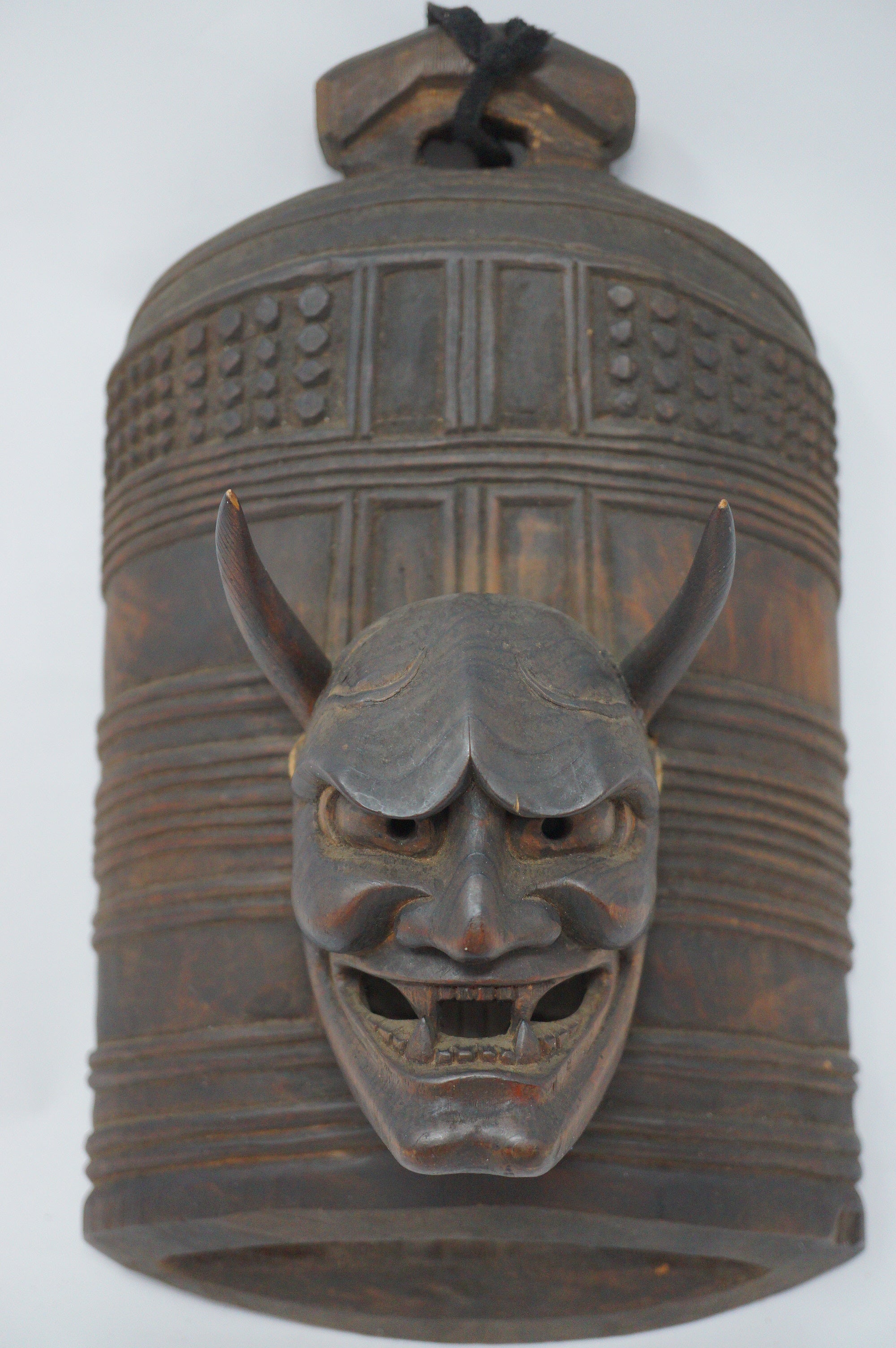 Detaillierte Hannya-Dämonenmasken-Schnitzerei, befestigt an einer hölzernen Glockenschnitzerei aus Japan 0829D4