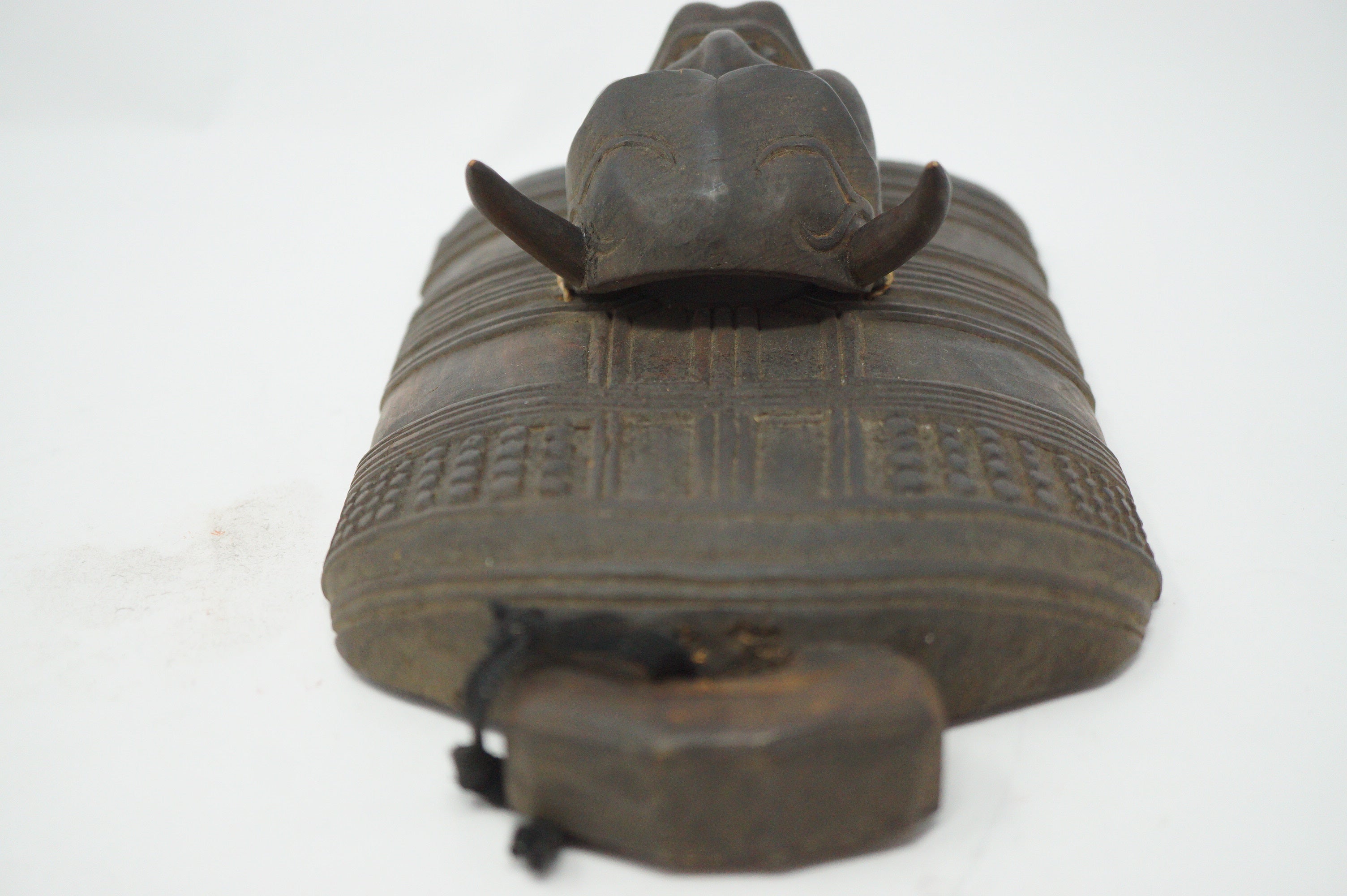 Detaillierte Hannya-Dämonenmasken-Schnitzerei, befestigt an einer hölzernen Glockenschnitzerei aus Japan 0829D4