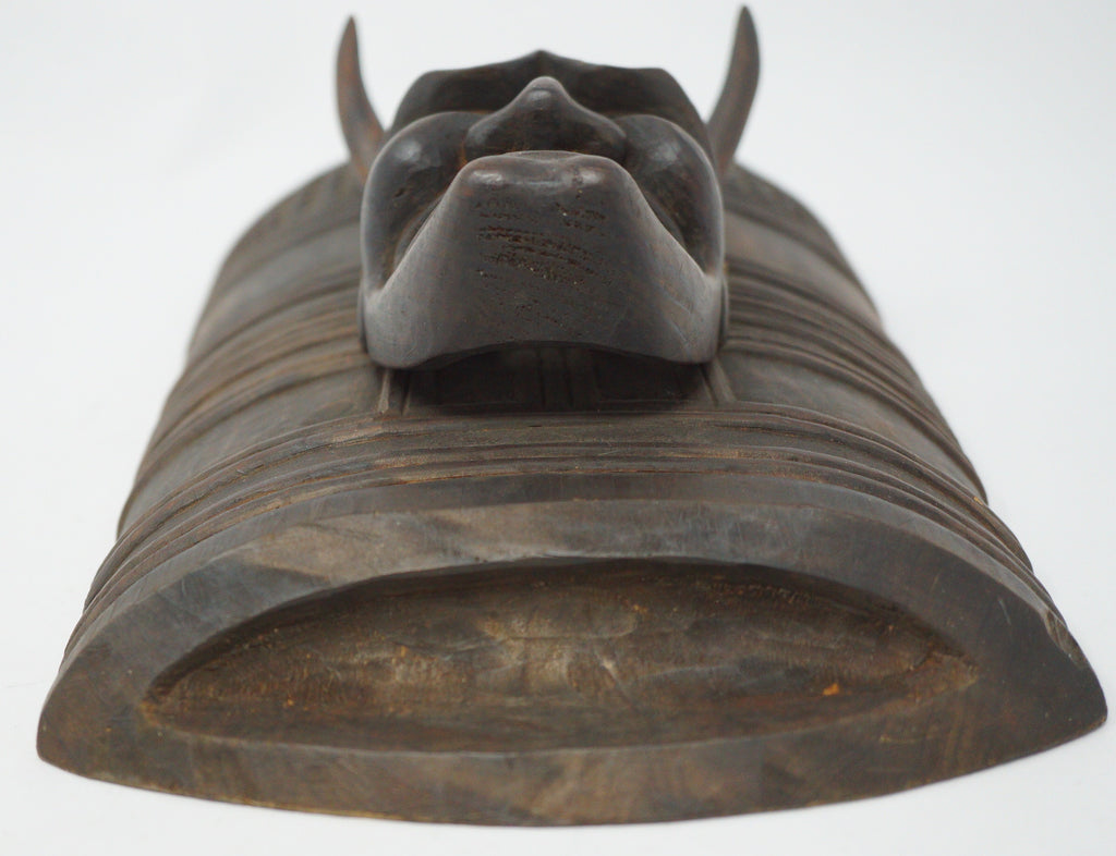 Detaillierte Hannya-Dämonenmasken-Schnitzerei, befestigt an einer hölzernen Glockenschnitzerei aus Japan 0829D4