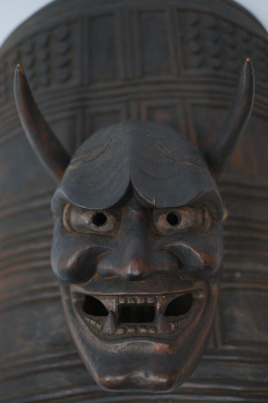 Detaillierte Hannya-Dämonenmasken-Schnitzerei, befestigt an einer hölzernen Glockenschnitzerei aus Japan 0829D4
