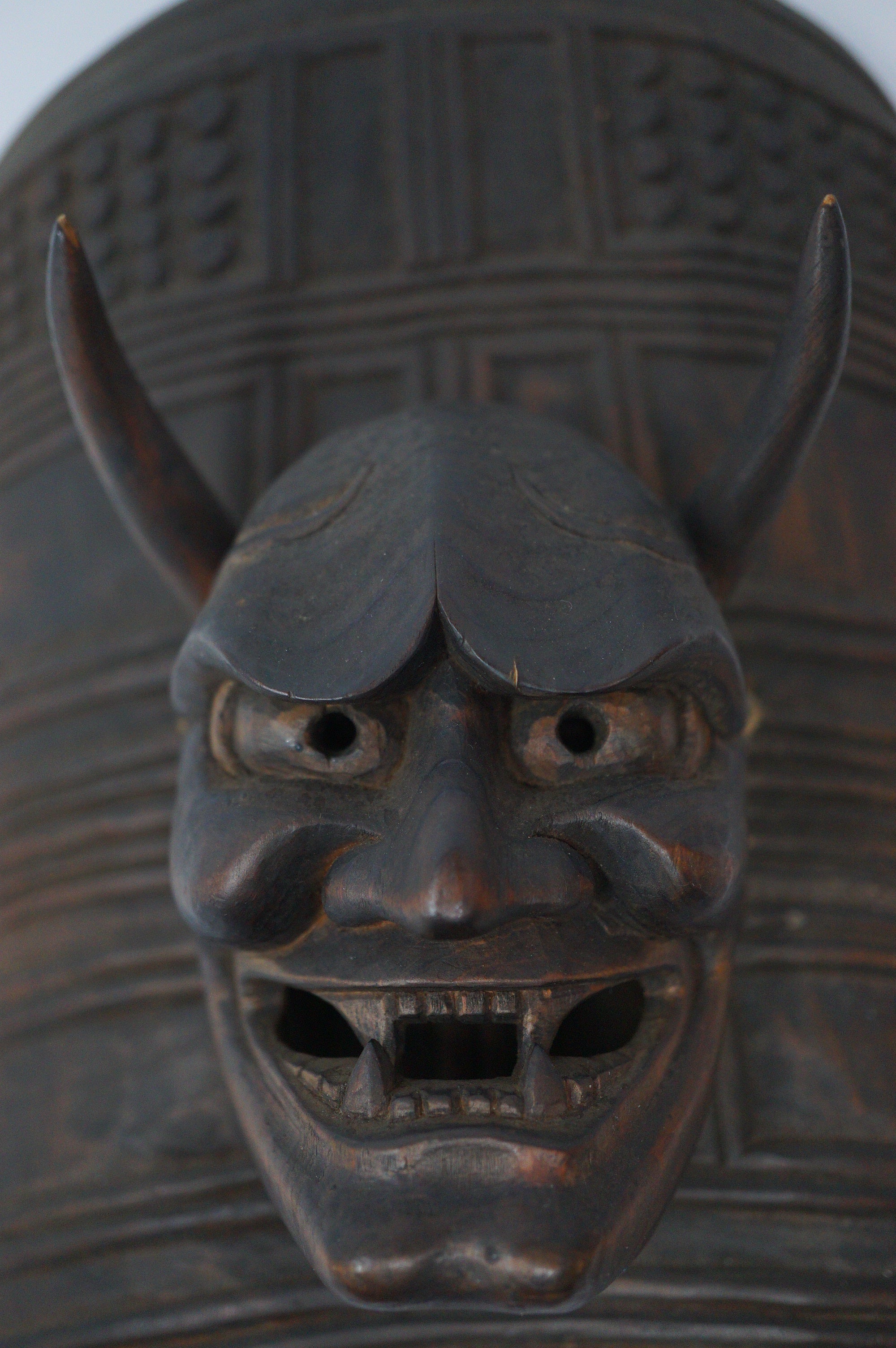 Detaillierte Hannya-Dämonenmasken-Schnitzerei, befestigt an einer hölzernen Glockenschnitzerei aus Japan 0829D4