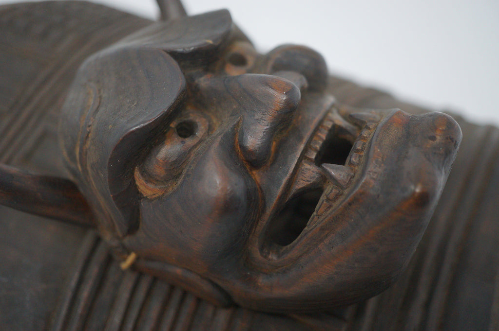 Detaillierte Hannya-Dämonenmasken-Schnitzerei, befestigt an einer hölzernen Glockenschnitzerei aus Japan 0829D4