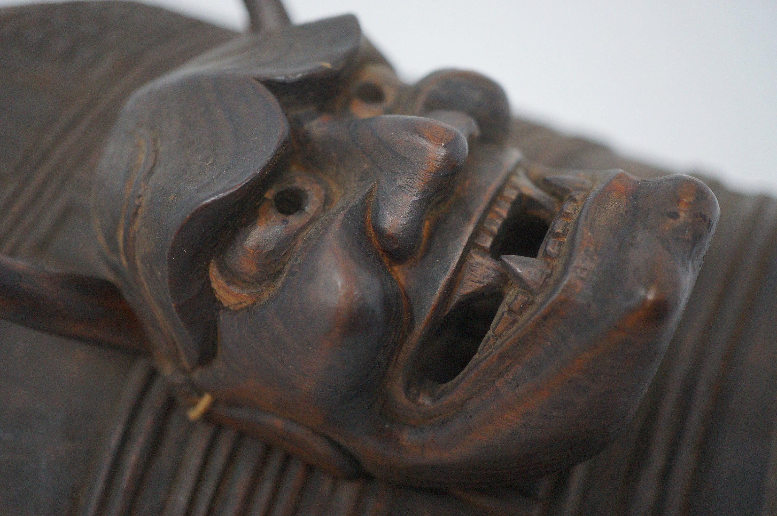 Detaillierte Hannya-Dämonenmasken-Schnitzerei, befestigt an einer hölzernen Glockenschnitzerei aus Japan 0829D4