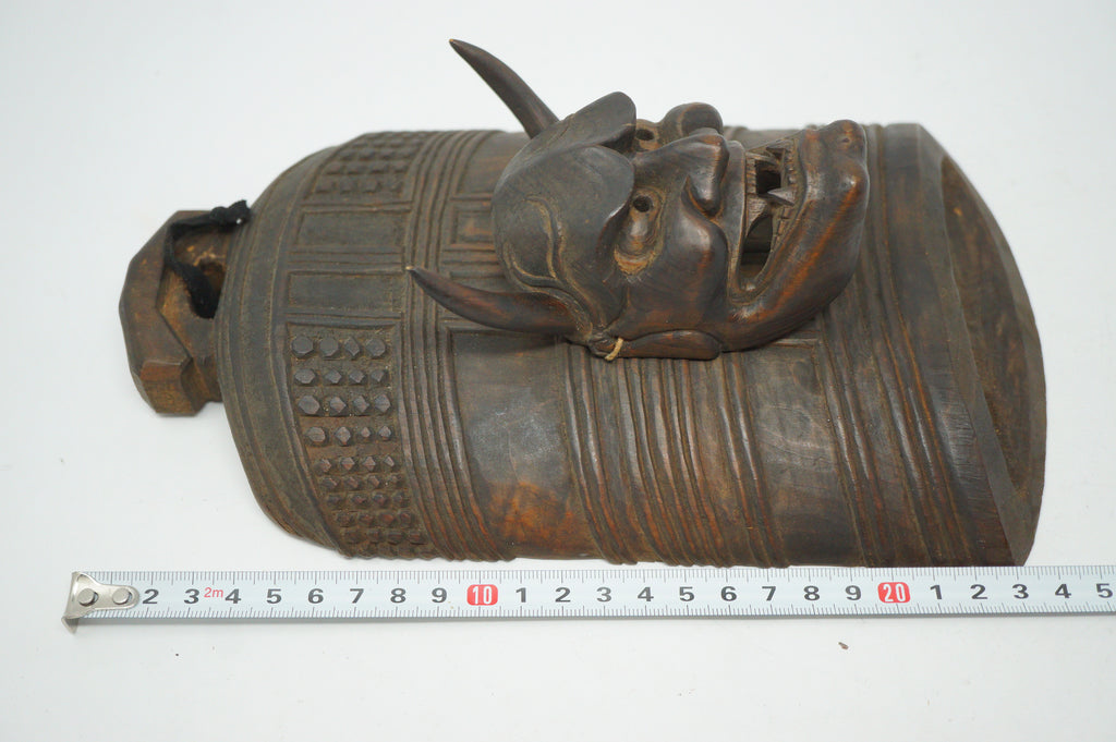 Detaillierte Hannya-Dämonenmasken-Schnitzerei, befestigt an einer hölzernen Glockenschnitzerei aus Japan 0829D4