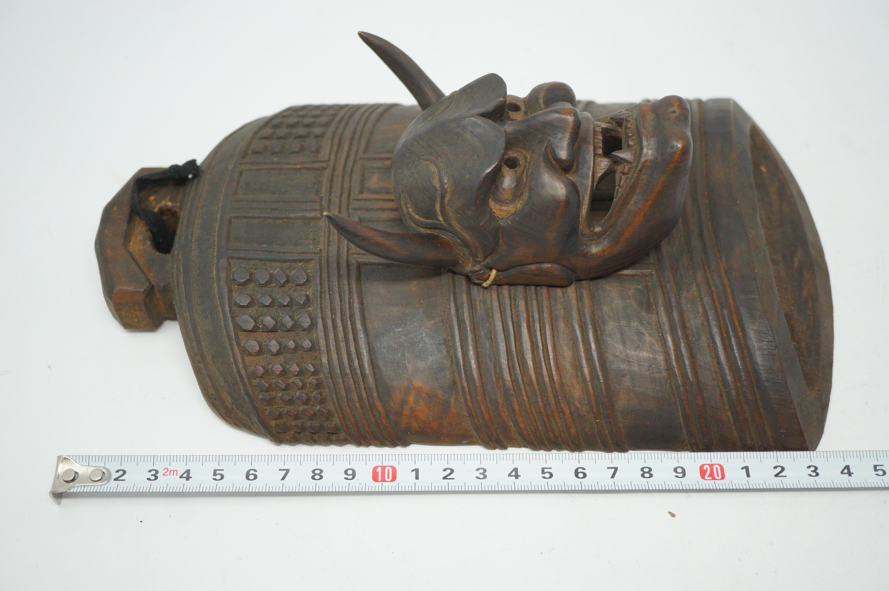Detaillierte Hannya-Dämonenmasken-Schnitzerei, befestigt an einer hölzernen Glockenschnitzerei aus Japan 0829D4