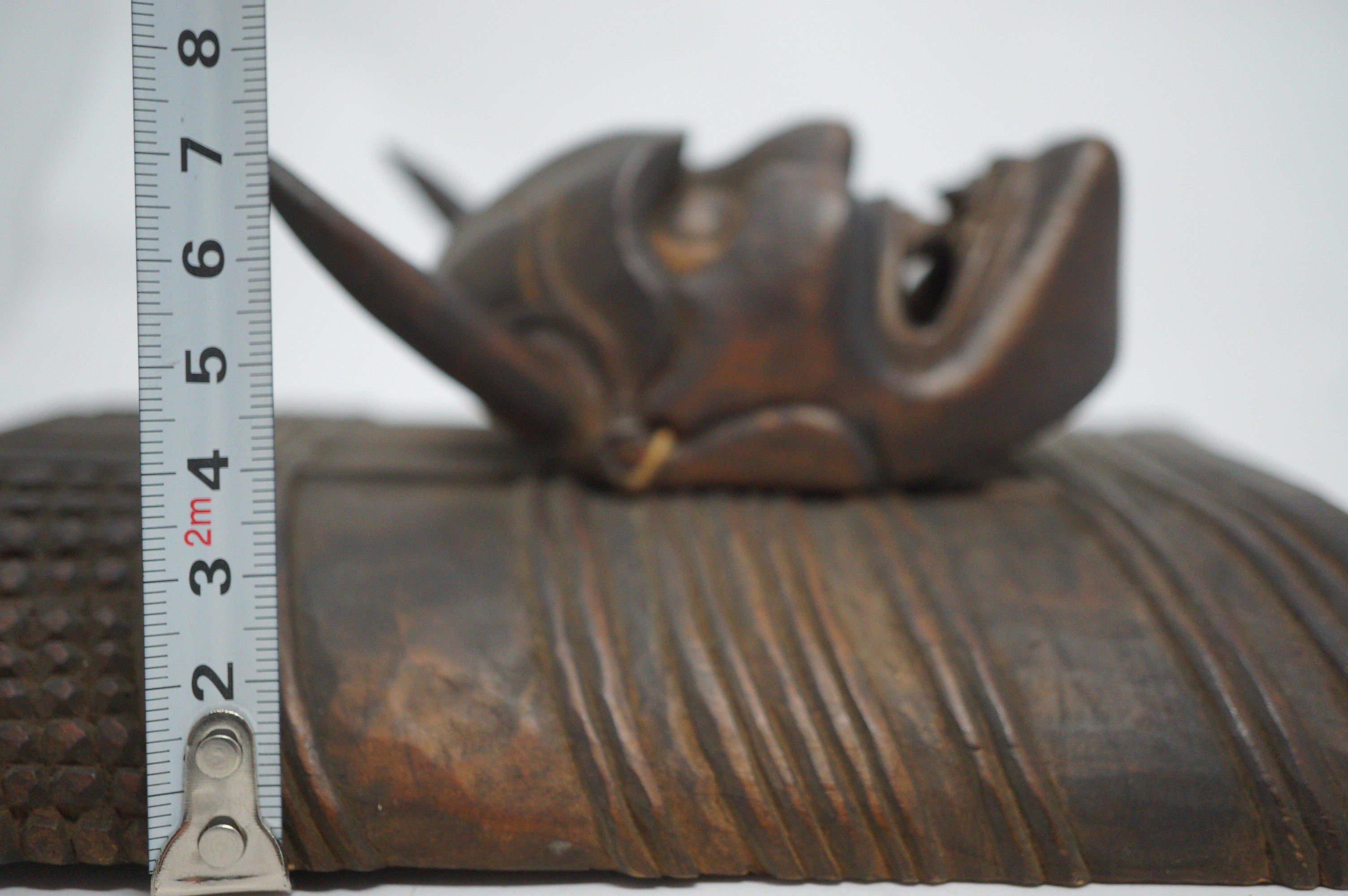 Detaillierte Hannya-Dämonenmasken-Schnitzerei, befestigt an einer hölzernen Glockenschnitzerei aus Japan 0829D4