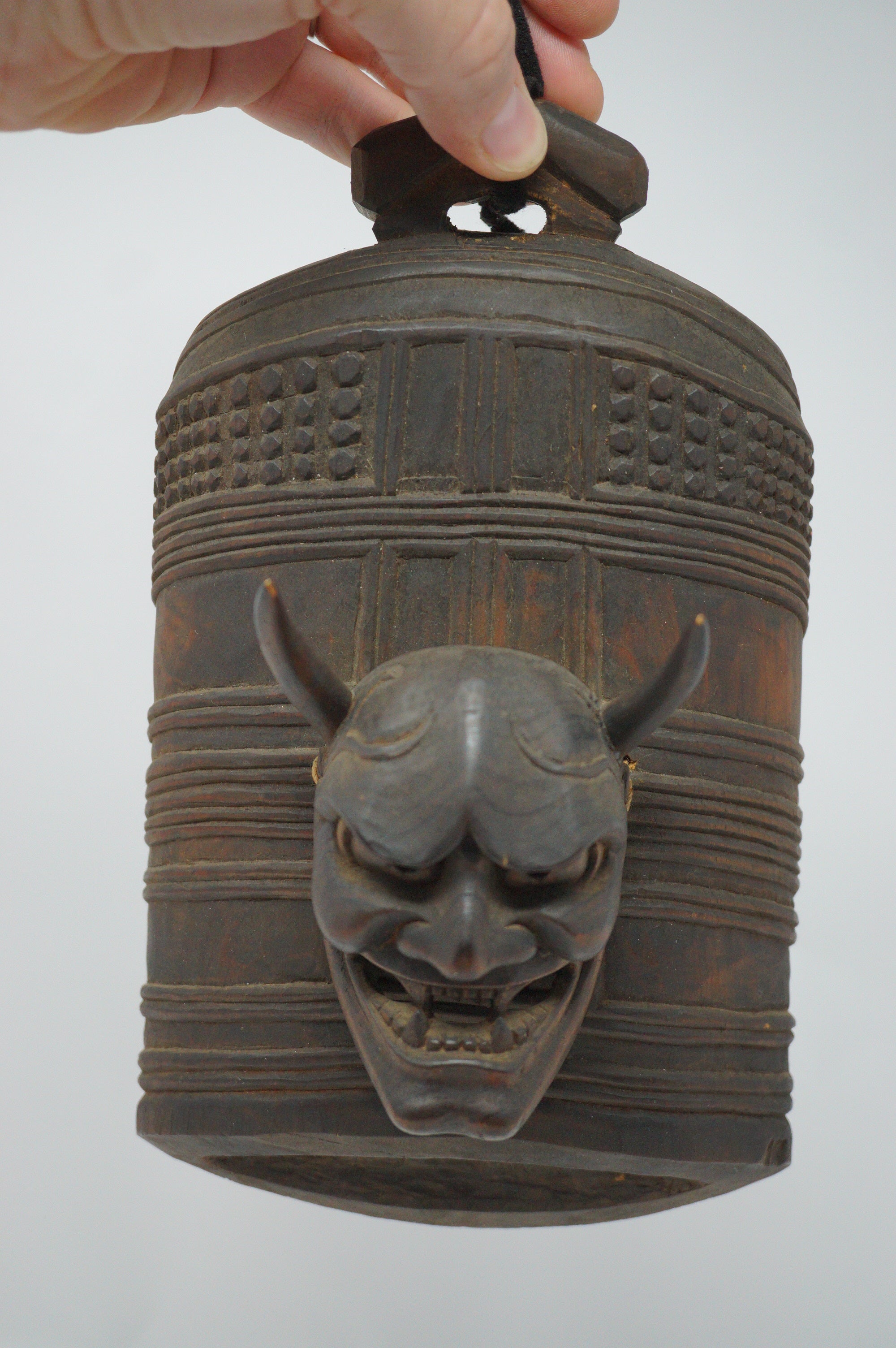 Detaillierte Hannya-Dämonenmasken-Schnitzerei, befestigt an einer hölzernen Glockenschnitzerei aus Japan 0829D4