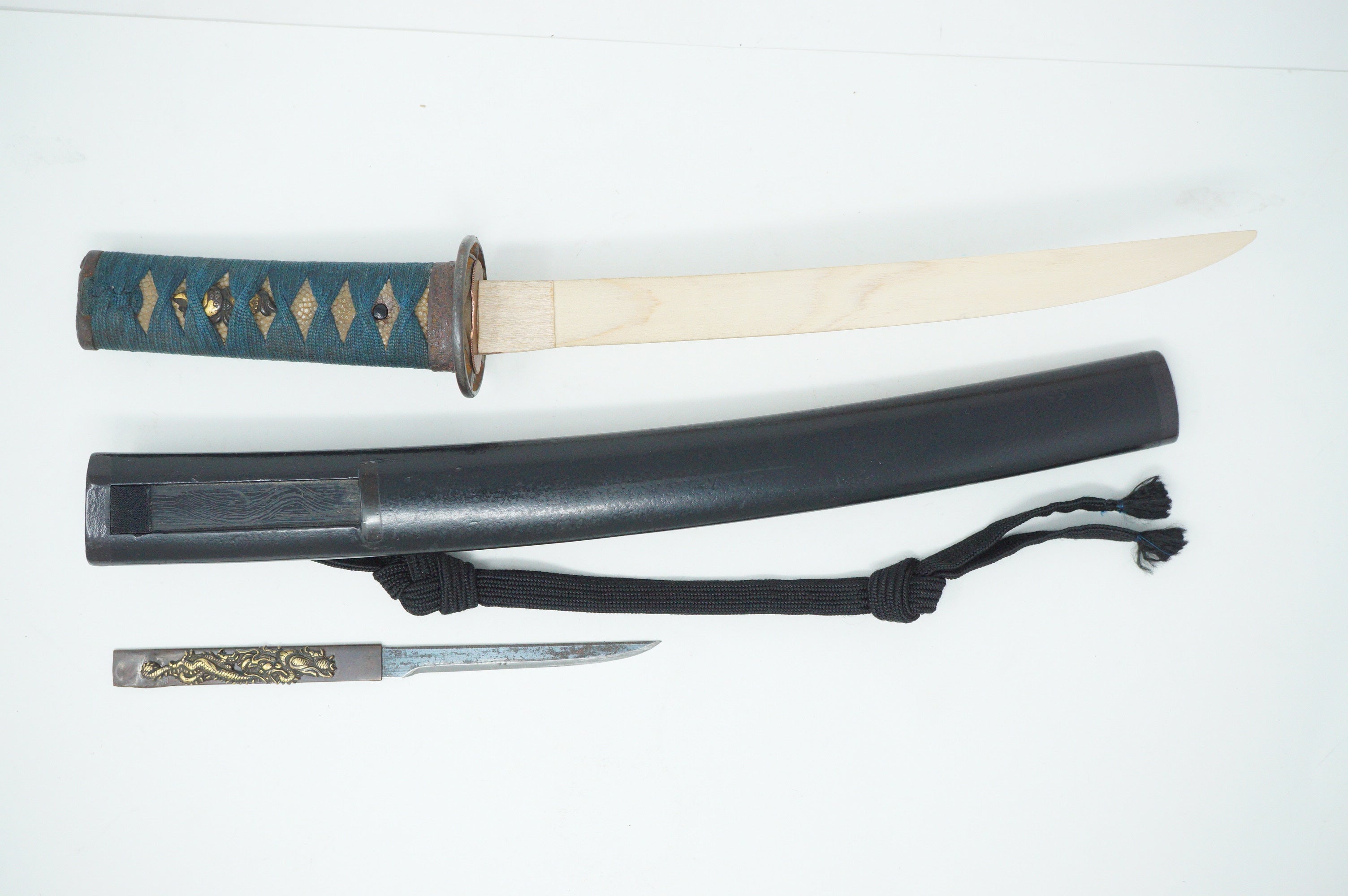 Antikes Wakizashi-Schwert mit Holzklinge und Zubehör 0602D5