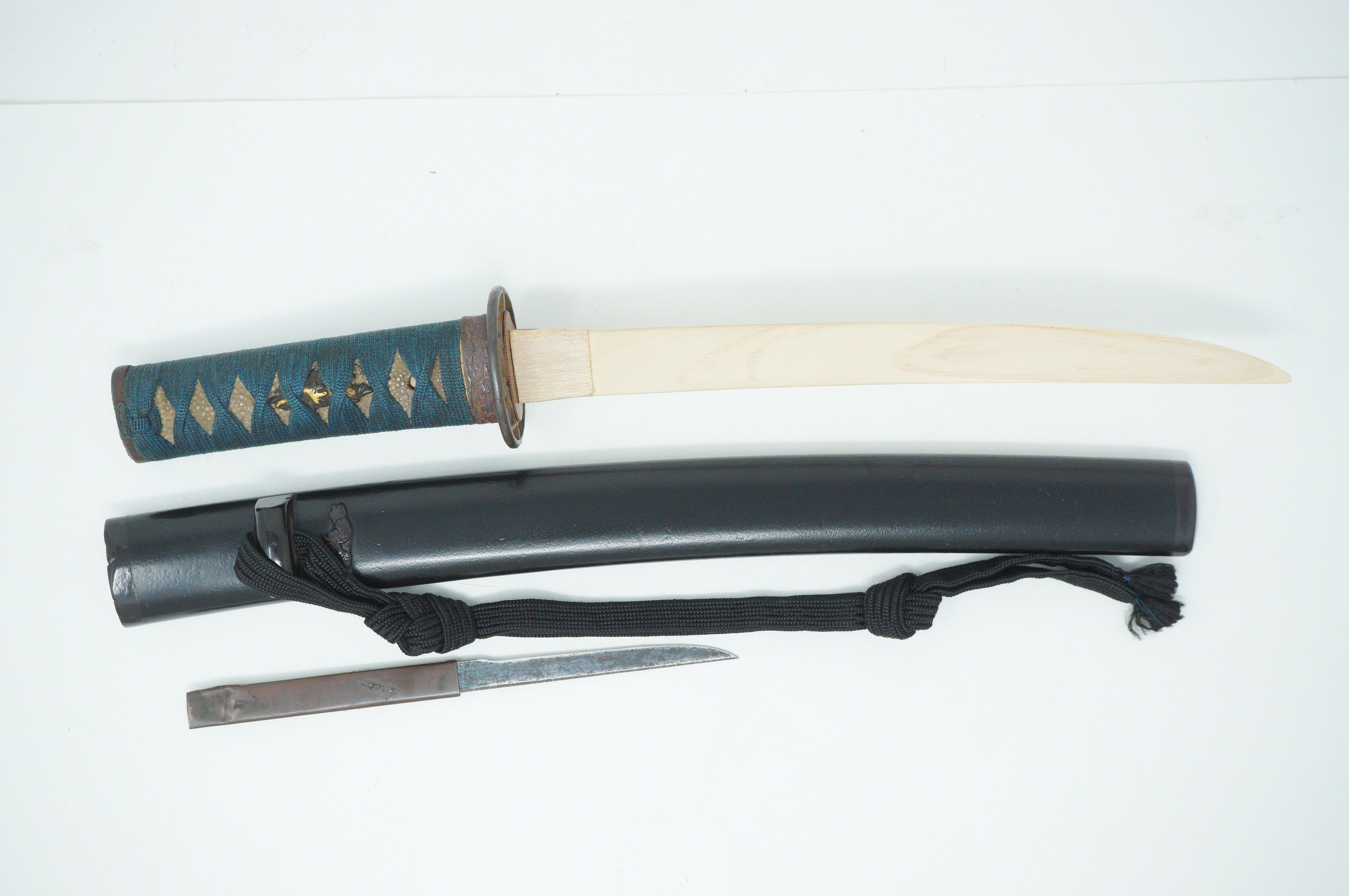 Antikes Wakizashi-Schwert mit Holzklinge und Zubehör 0602D5
