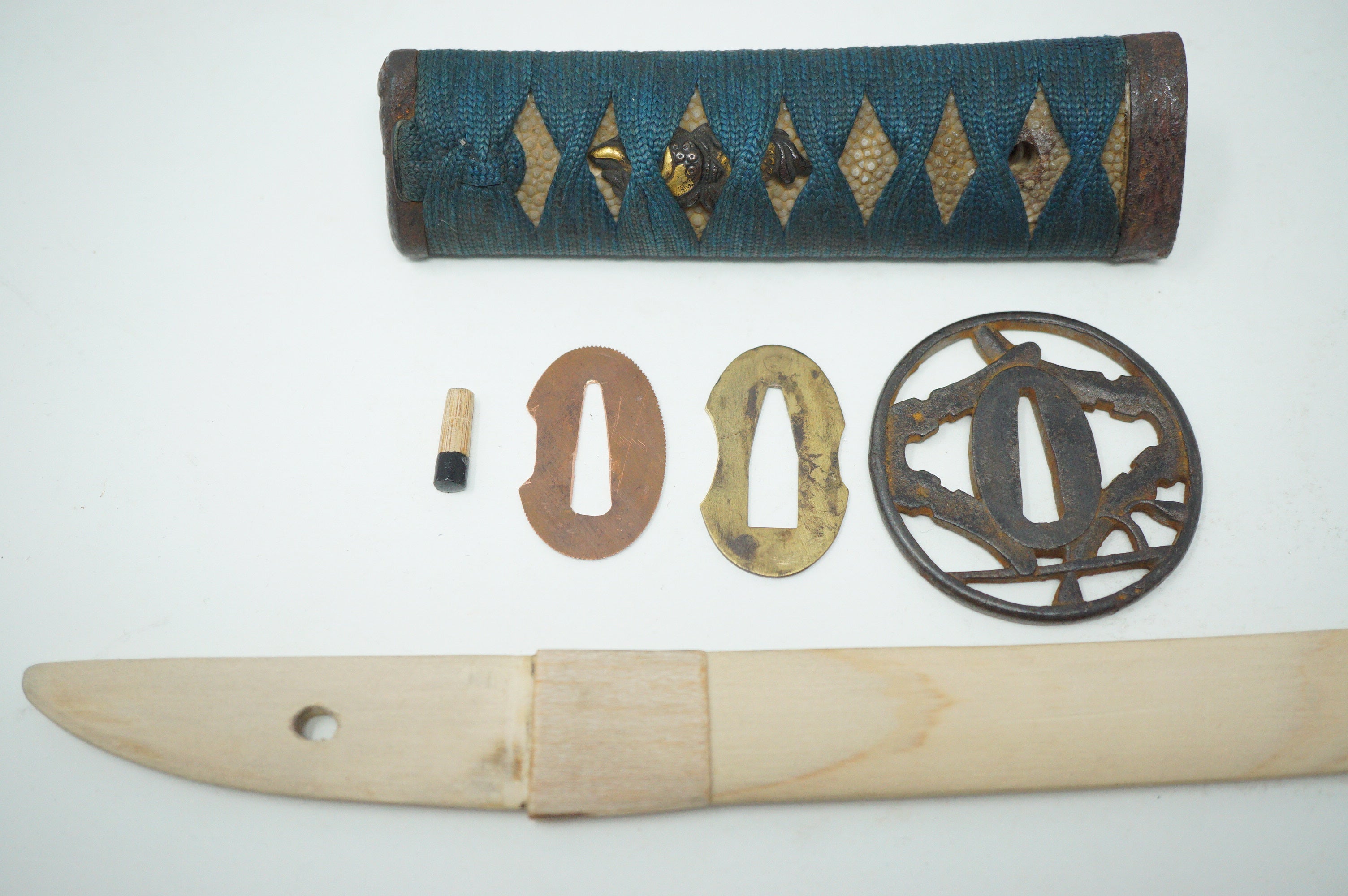 Antikes Wakizashi-Schwert mit Holzklinge und Zubehör 0602D5
