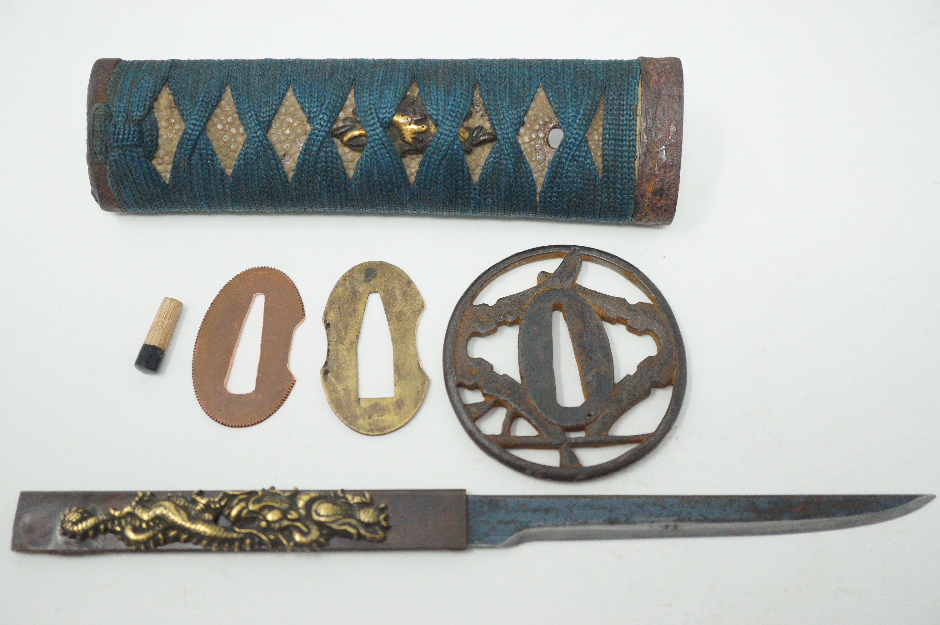 Antikes Wakizashi-Schwert mit Holzklinge und Zubehör 0602D5
