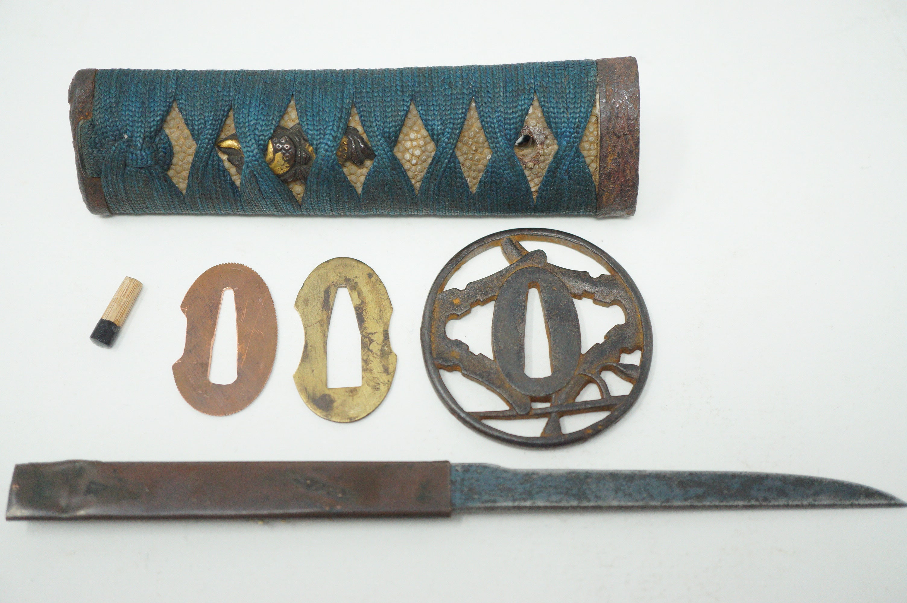 Antikes Wakizashi-Schwert mit Holzklinge und Zubehör 0602D5