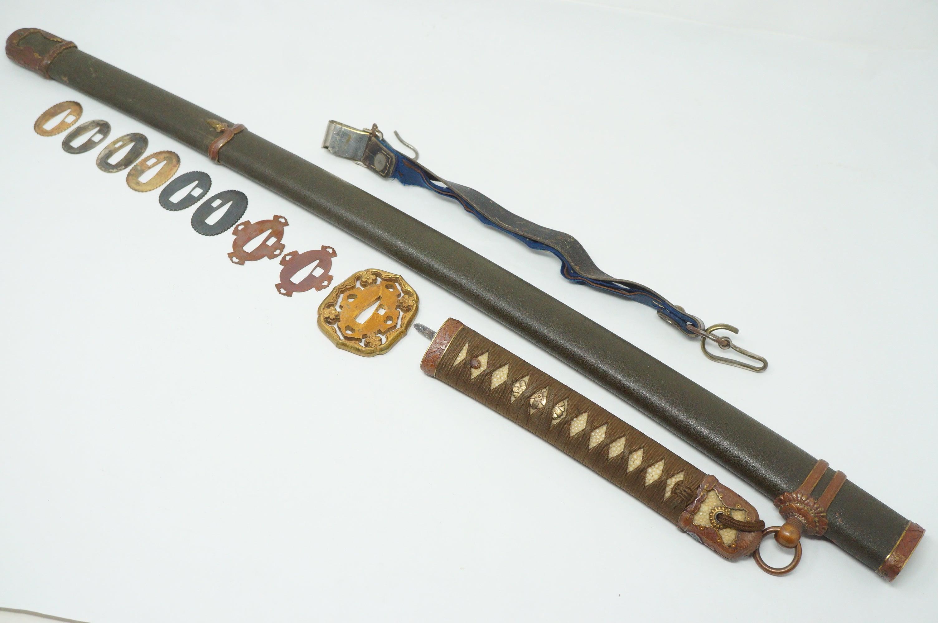Japanese Gunto 2. WW Original Officer's Sword with Family Crest Authentic from Japan 0331G5
