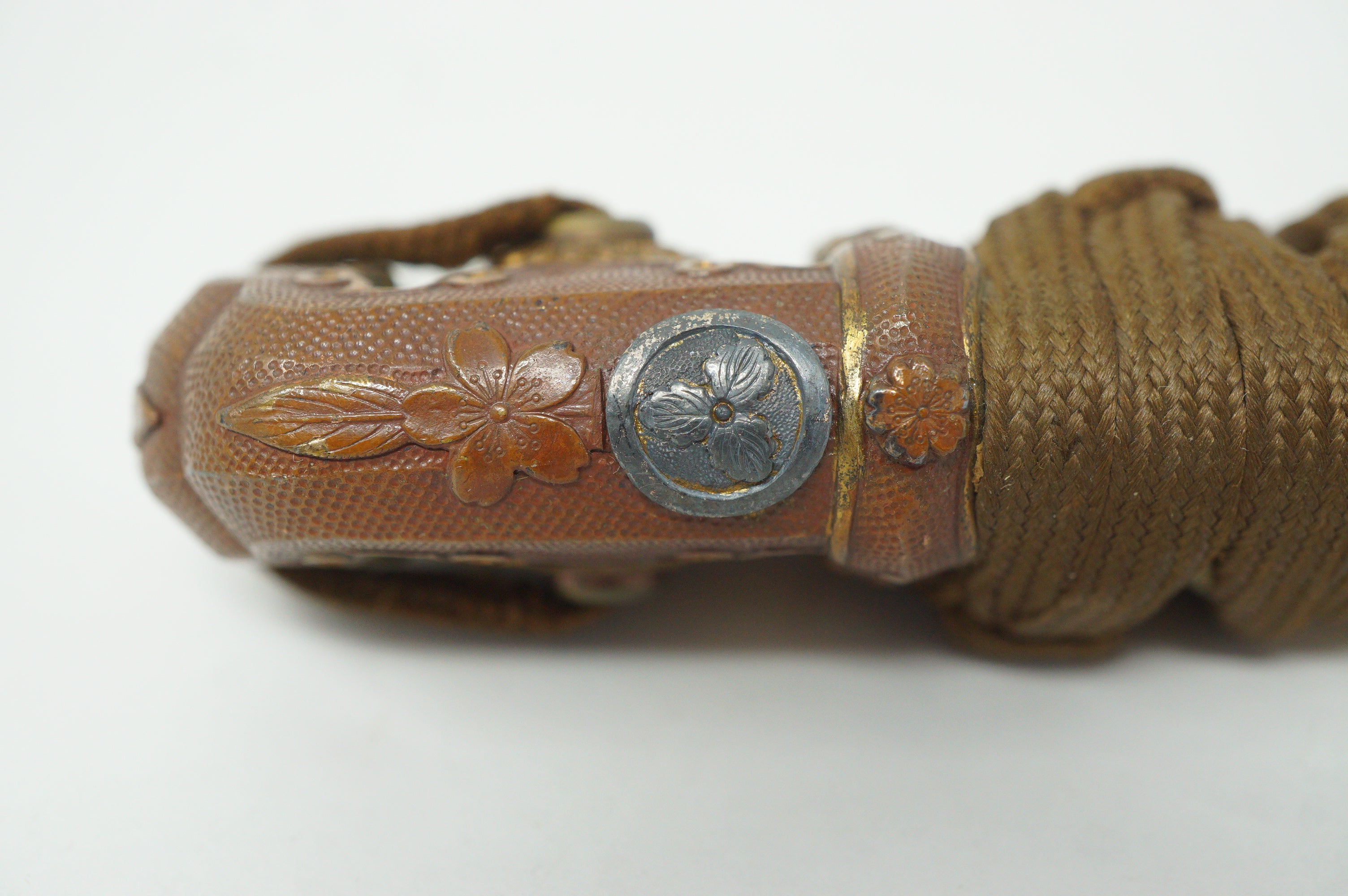 Japanese Gunto 2. WW Original Officer's Sword with Family Crest Authentic from Japan 0331G5