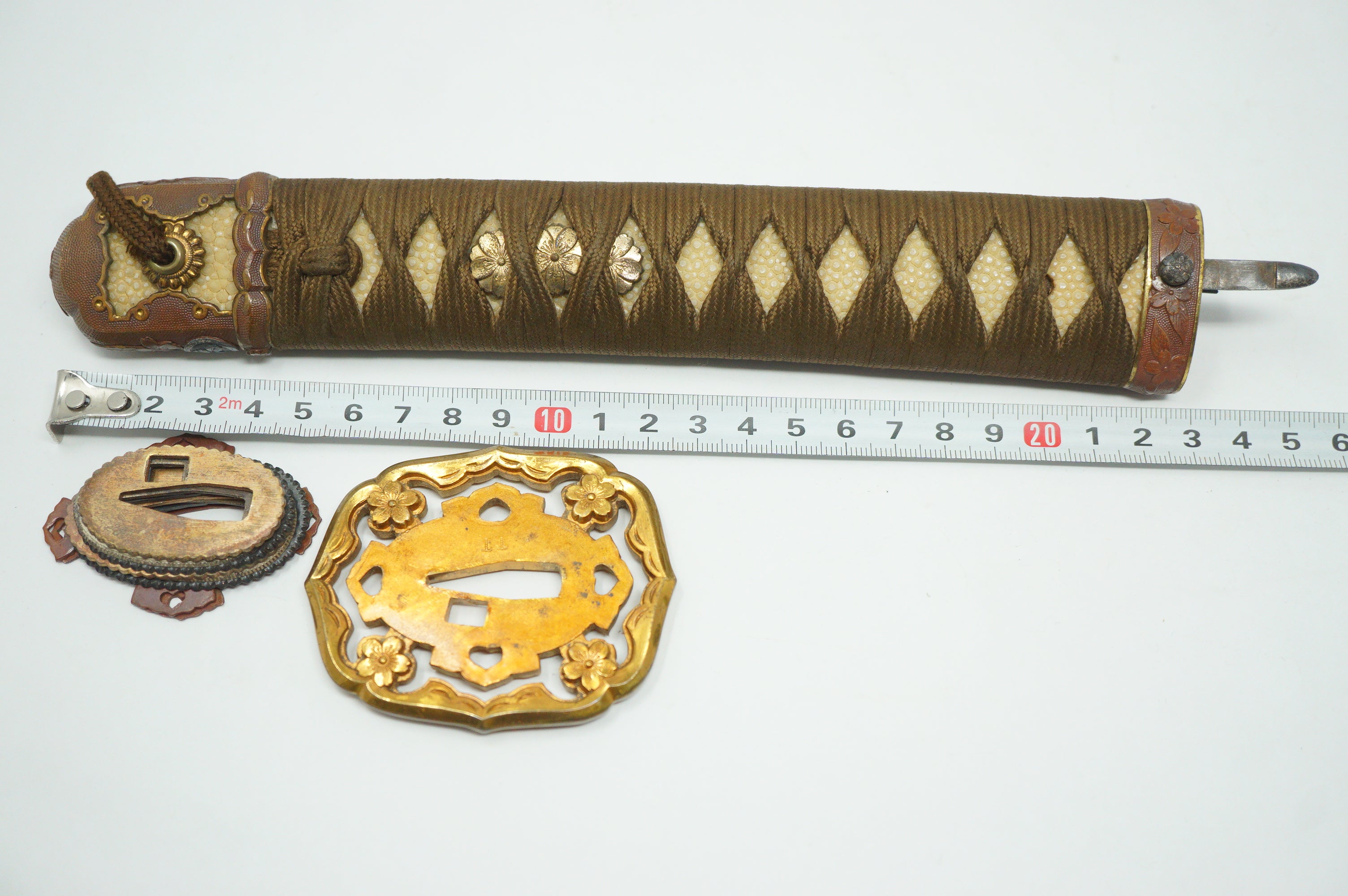 Japanese Gunto 2. WW Original Officer's Sword with Family Crest Authentic from Japan 0331G5