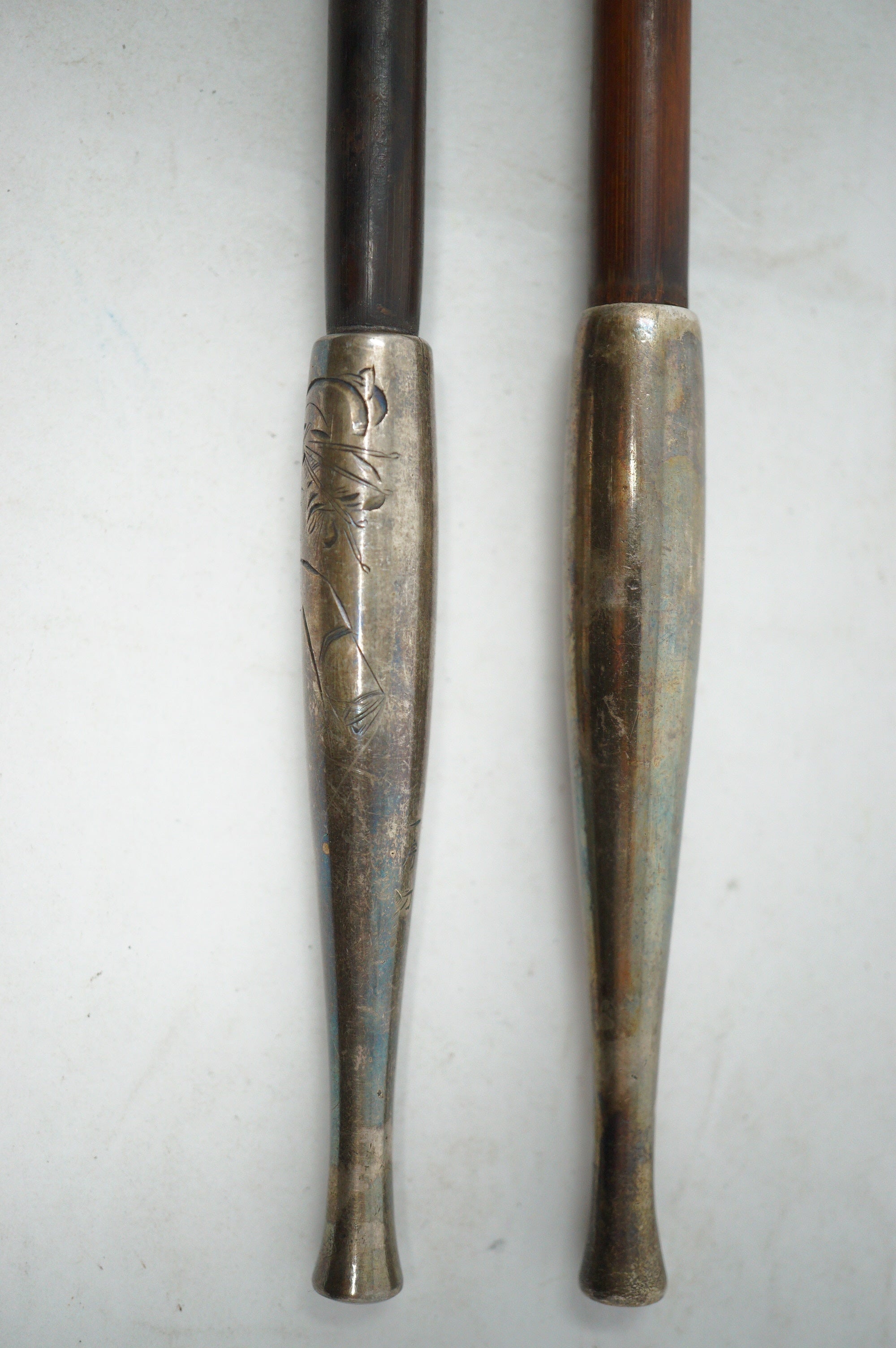 Japanisches Kiseru-Pfeifenset aus Bambus und Silber, signiert mit Geisha-Gravur 1111D6