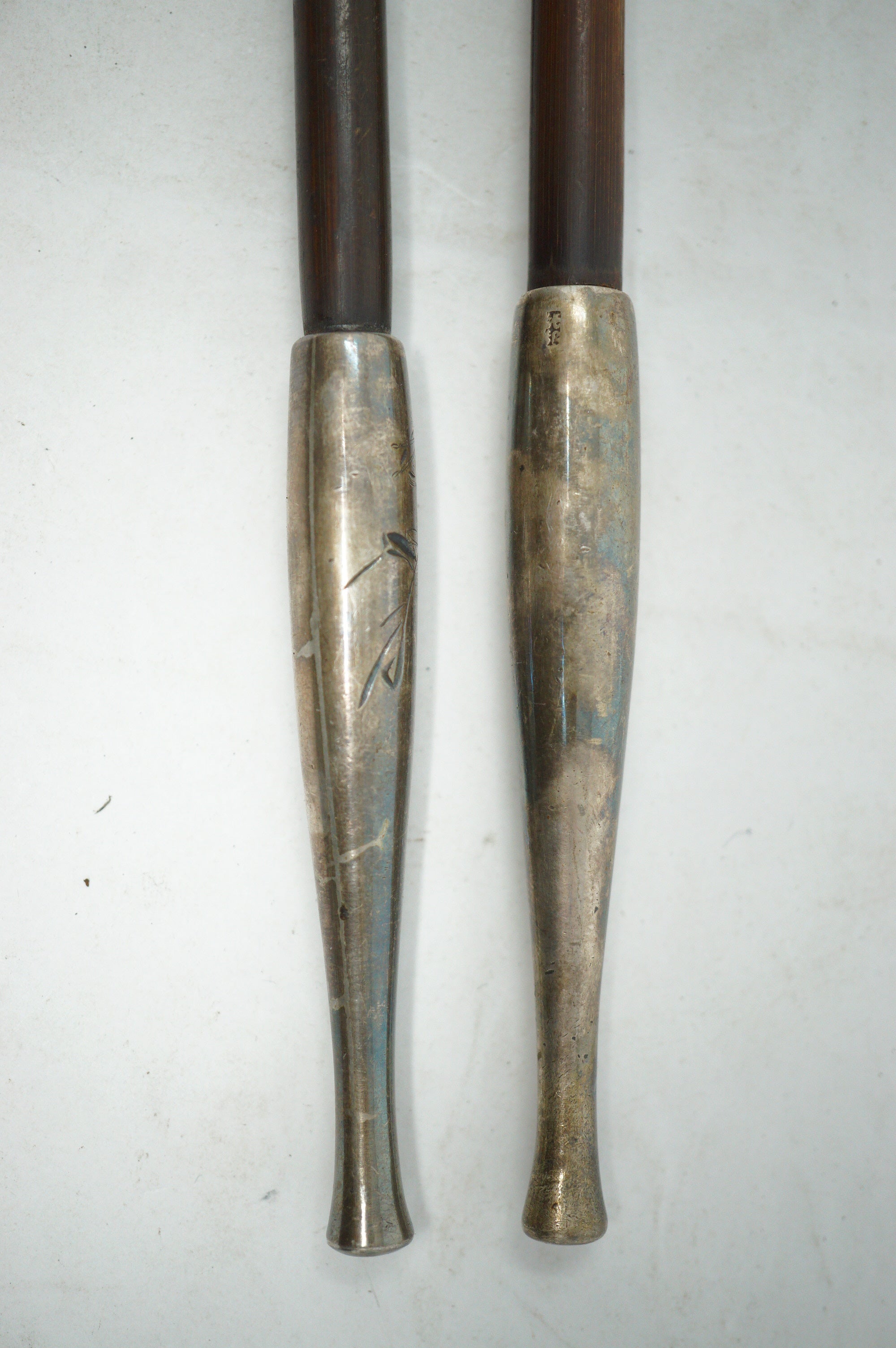 Japanisches Kiseru-Pfeifenset aus Bambus und Silber, signiert mit Geisha-Gravur 1111D6