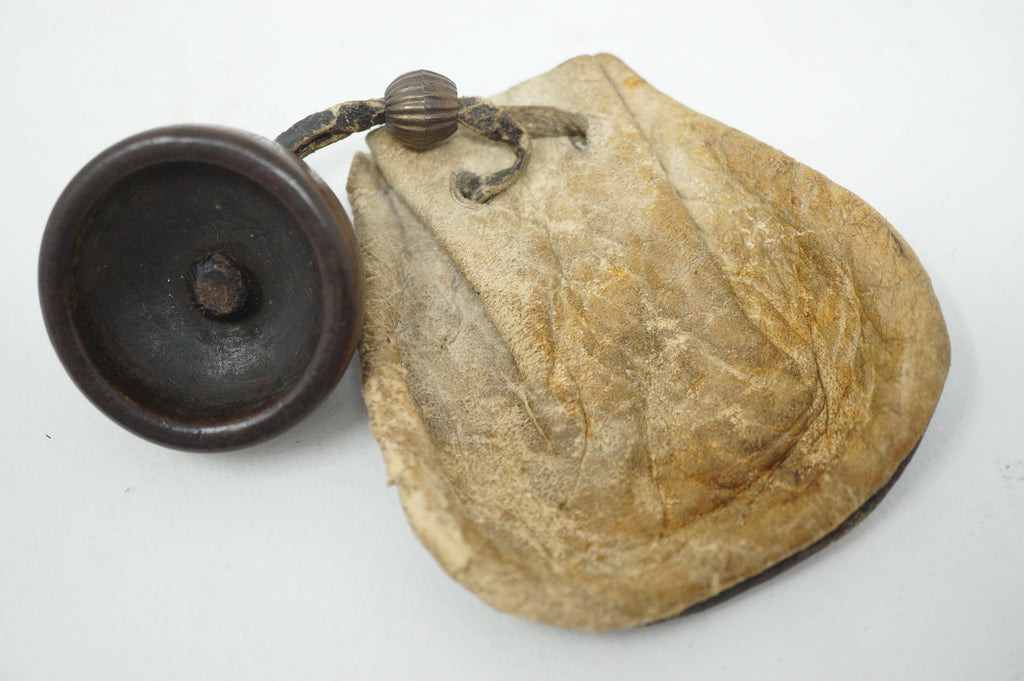 Antiker Sagemono - Lederbeutel mit hölzernem Netsuke 0619D6
