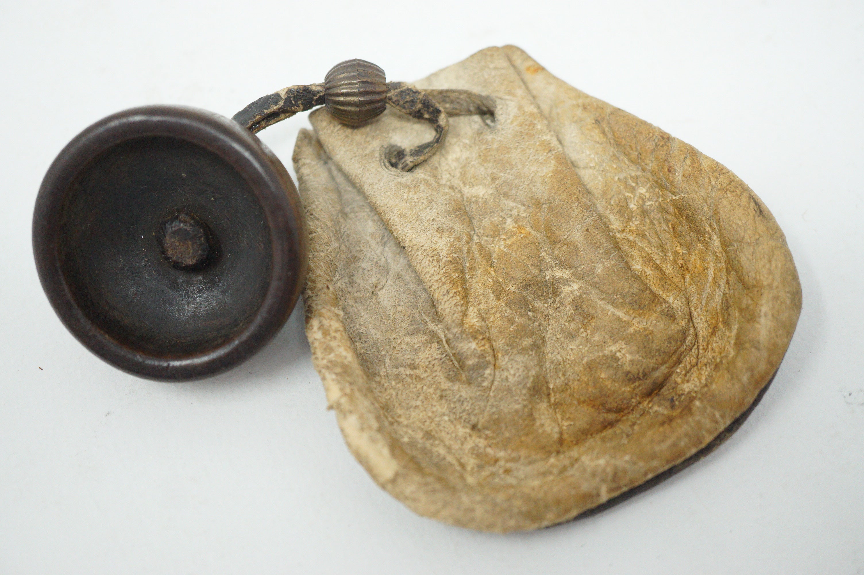 Antiker Sagemono - Lederbeutel mit hölzernem Netsuke 0619D6