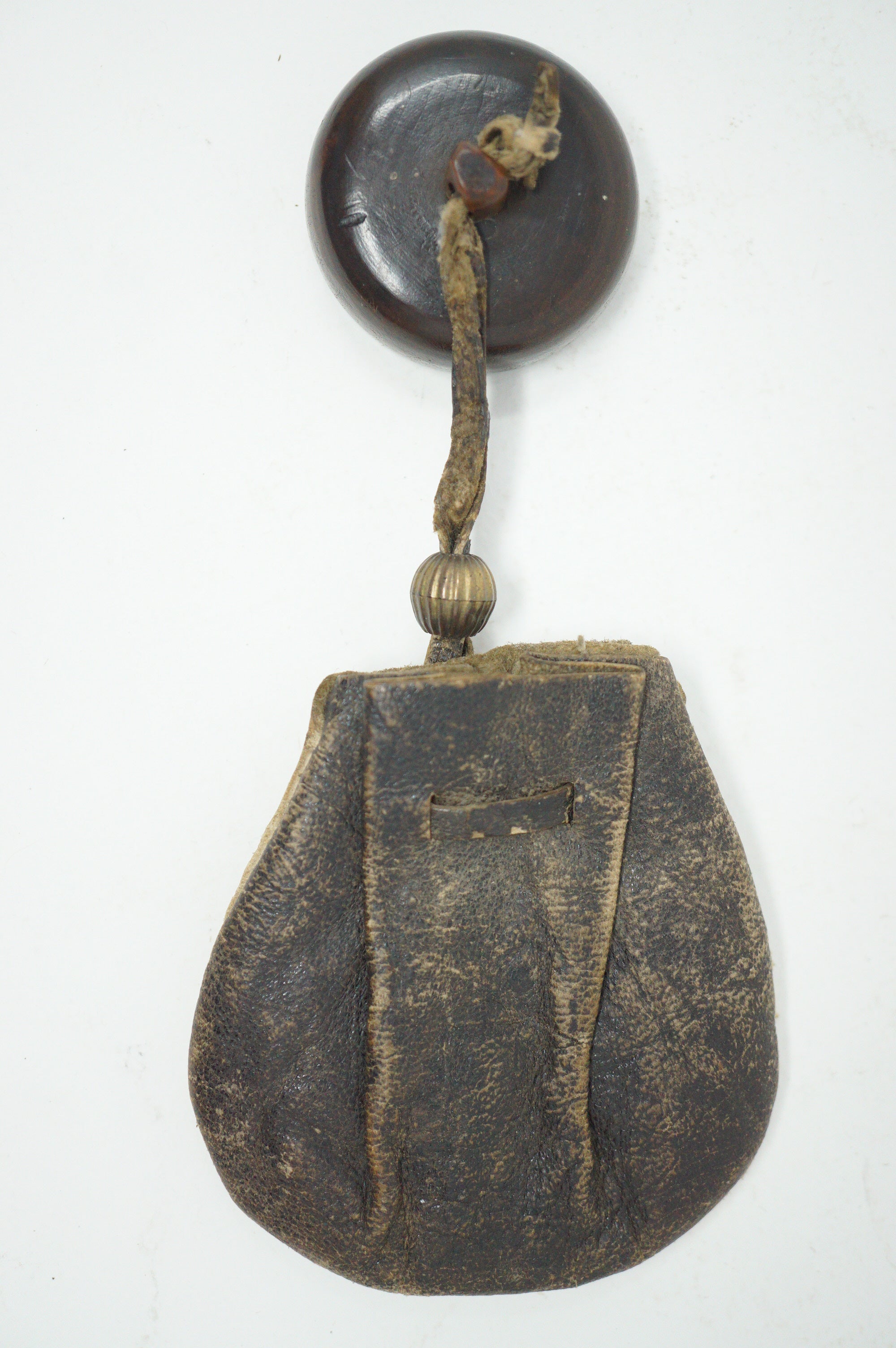 Antiker Sagemono - Lederbeutel mit hölzernem Netsuke 0619D6