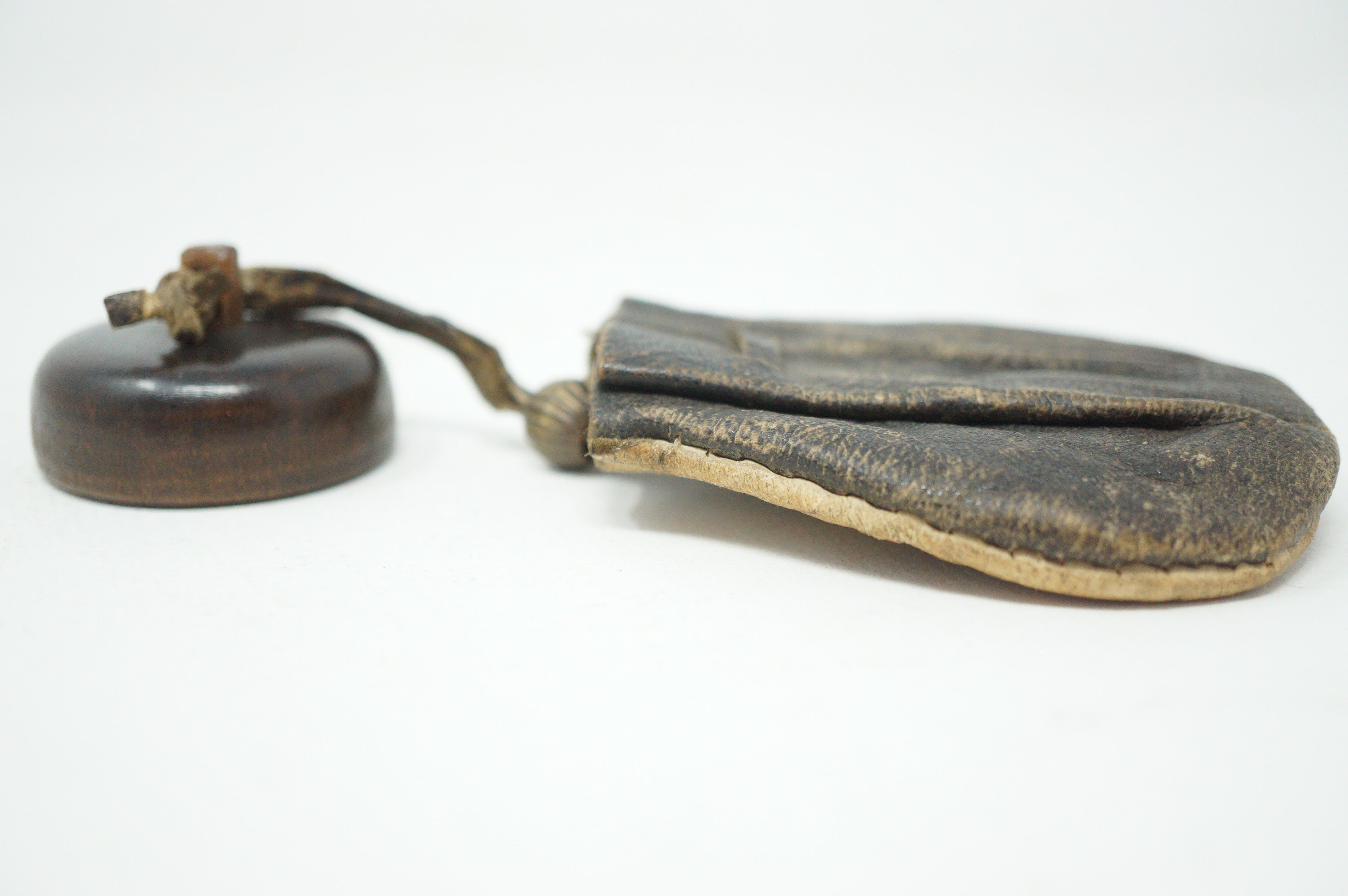 Antiker Sagemono - Lederbeutel mit hölzernem Netsuke 0619D6