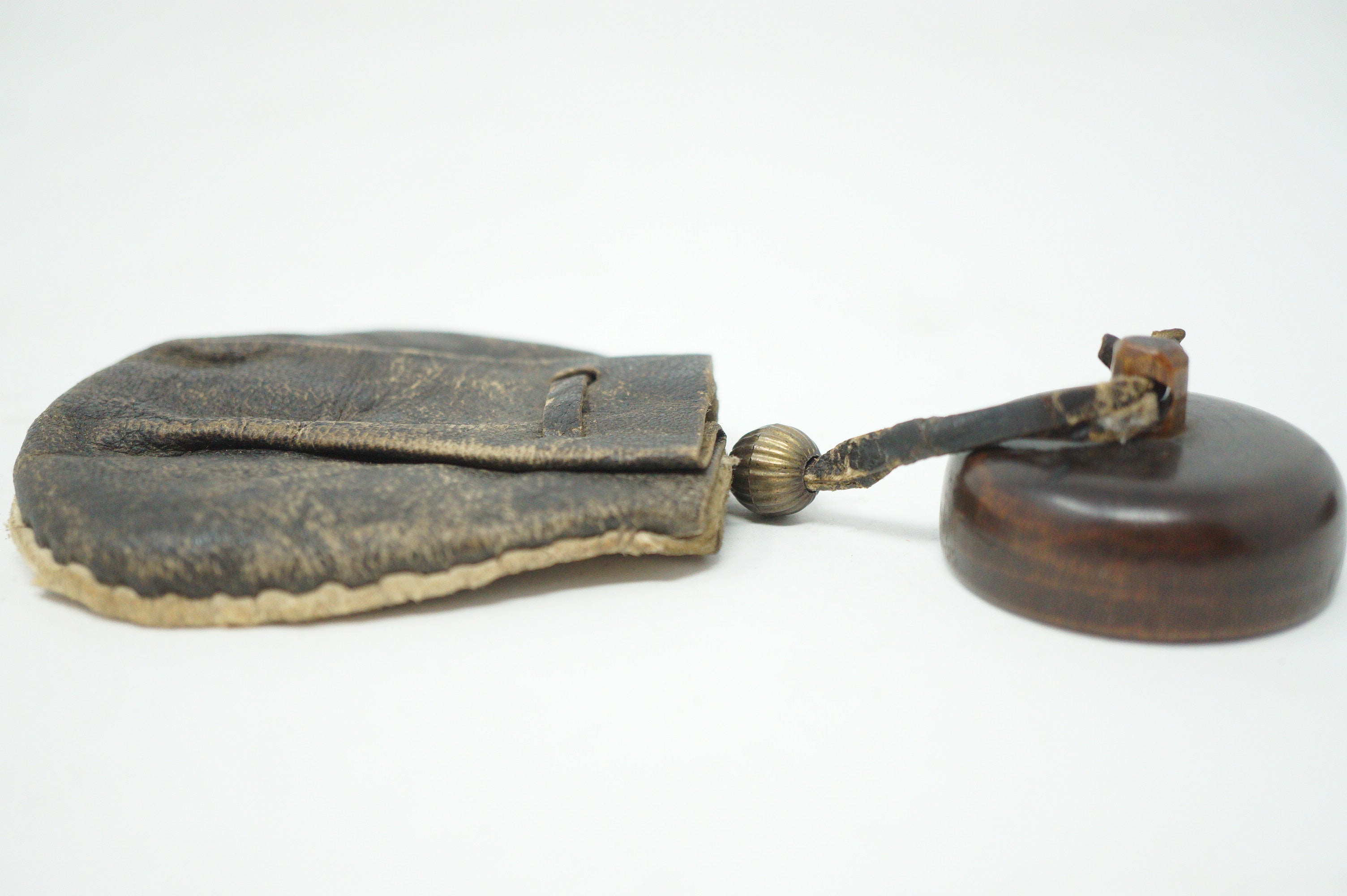 Antiker Sagemono - Lederbeutel mit hölzernem Netsuke 0619D6