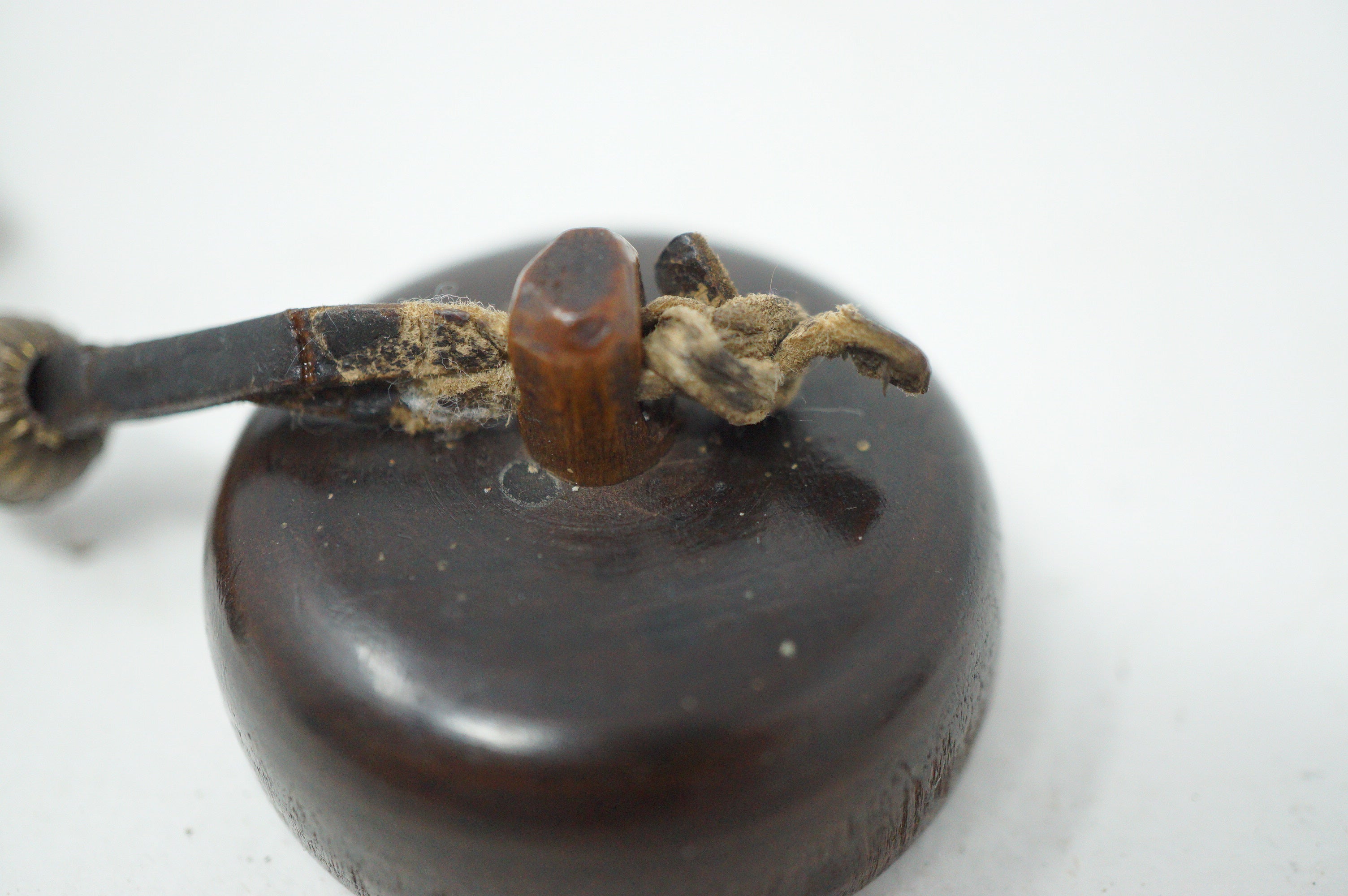 Antiker Sagemono - Lederbeutel mit hölzernem Netsuke 0619D6