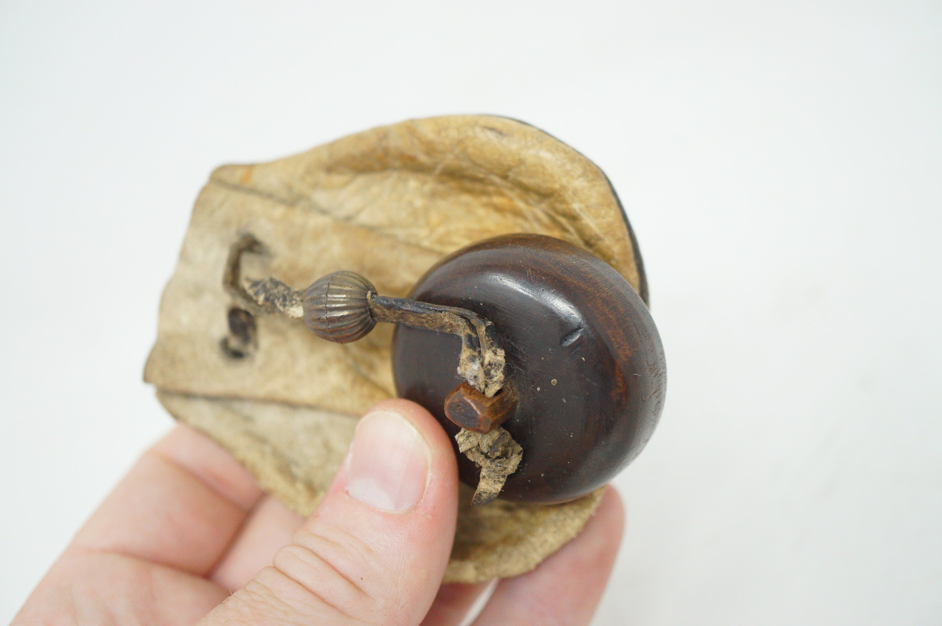 Antiker Sagemono - Lederbeutel mit hölzernem Netsuke 0619D6