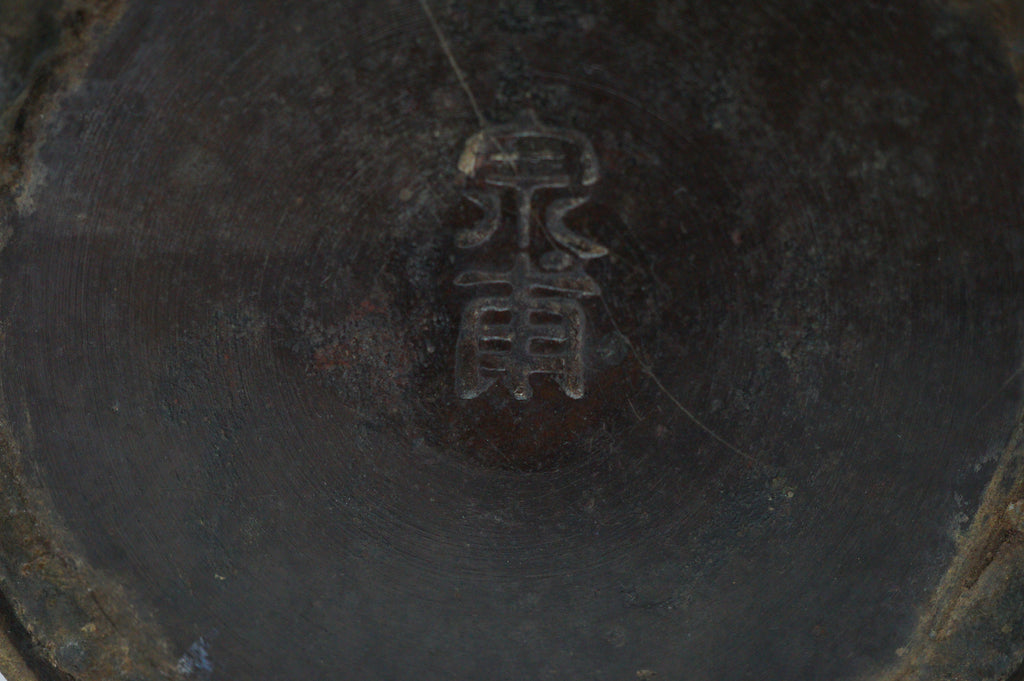 Japanische buddhistische Bronzevase, signiertes antikes Original aus Japan 1101D7