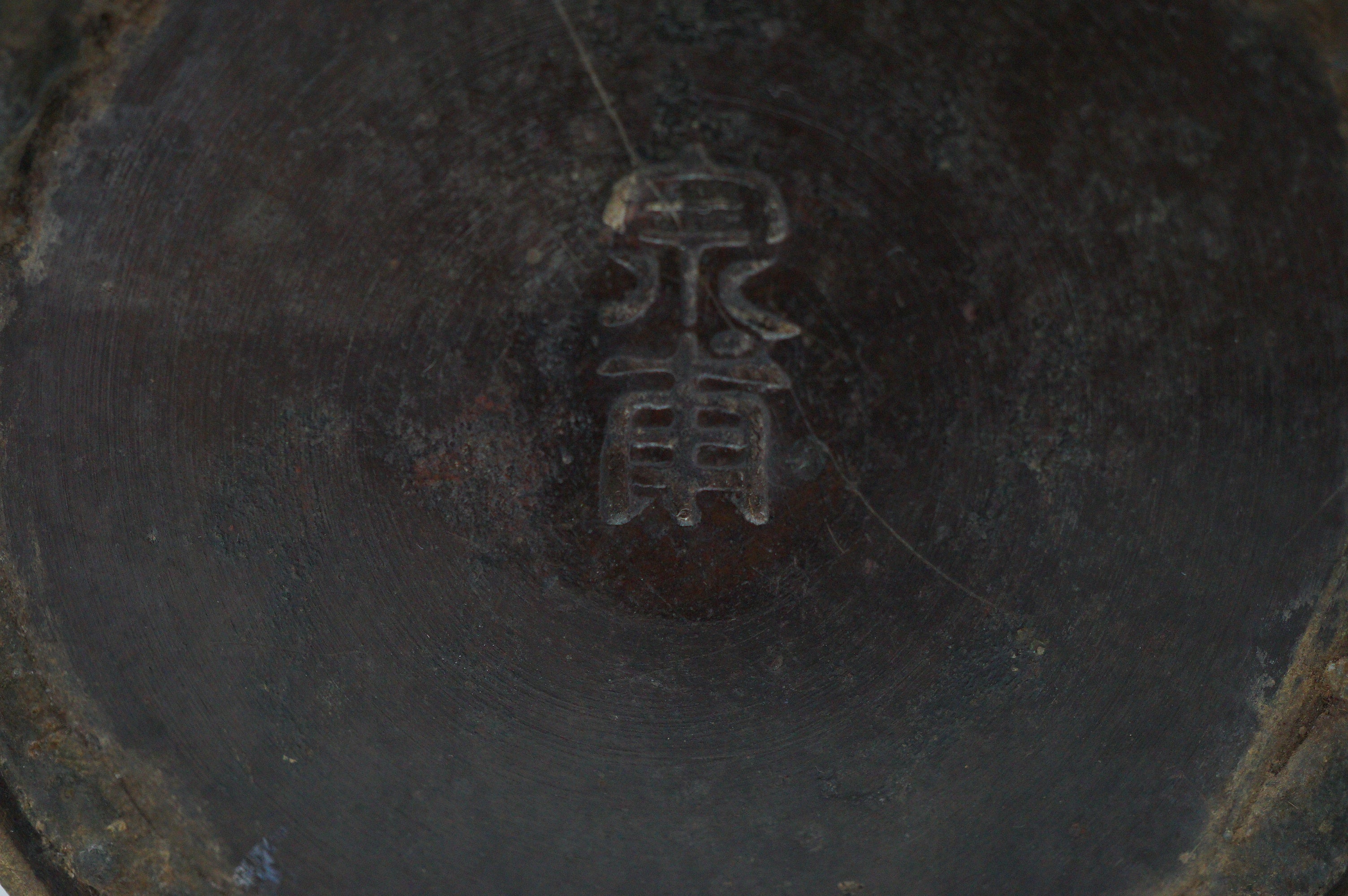 Japanische buddhistische Bronzevase, signiertes antikes Original aus Japan 1101D7