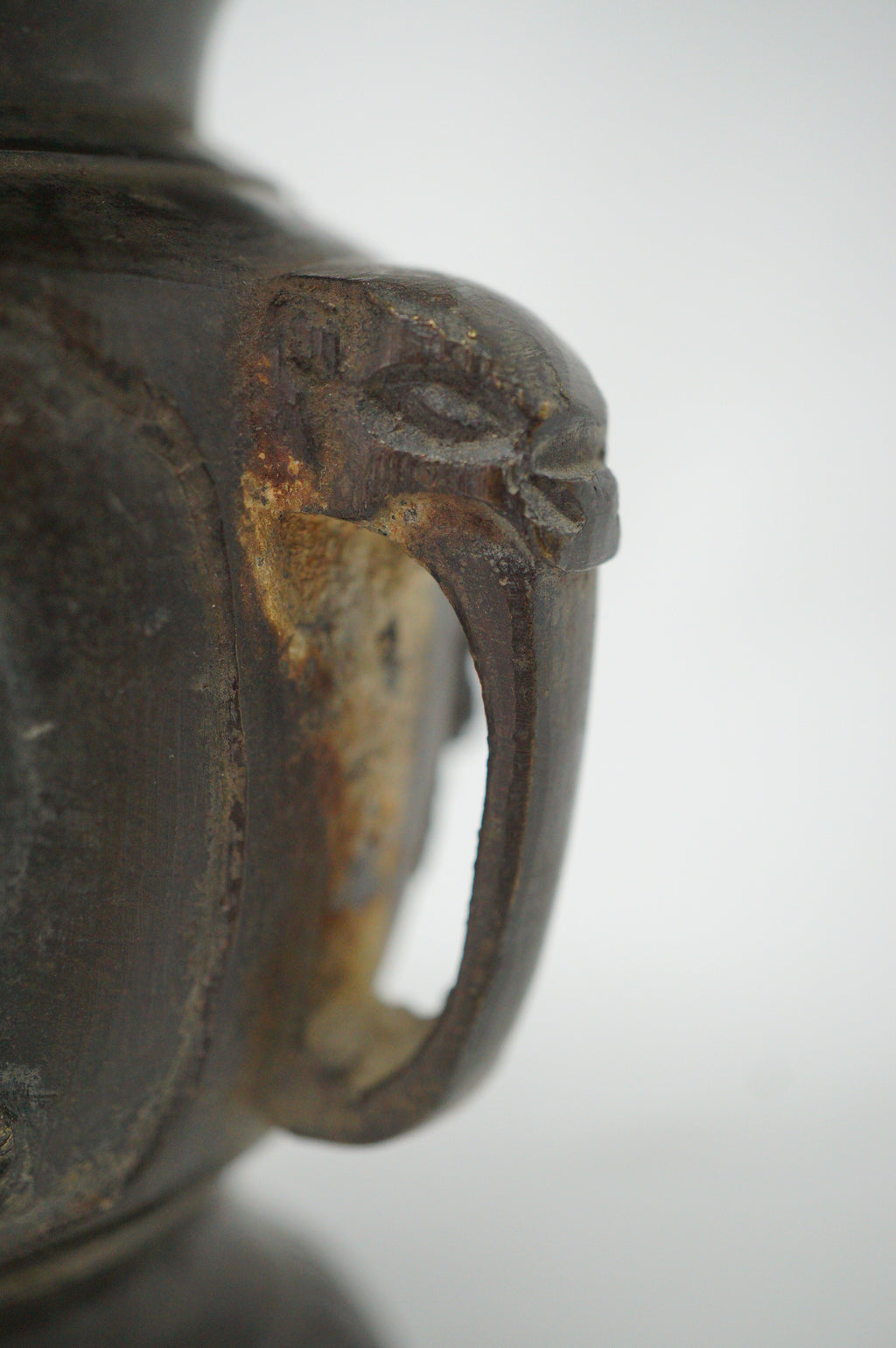 Japanische buddhistische Bronzevase, signiertes antikes Original aus Japan 1101D7