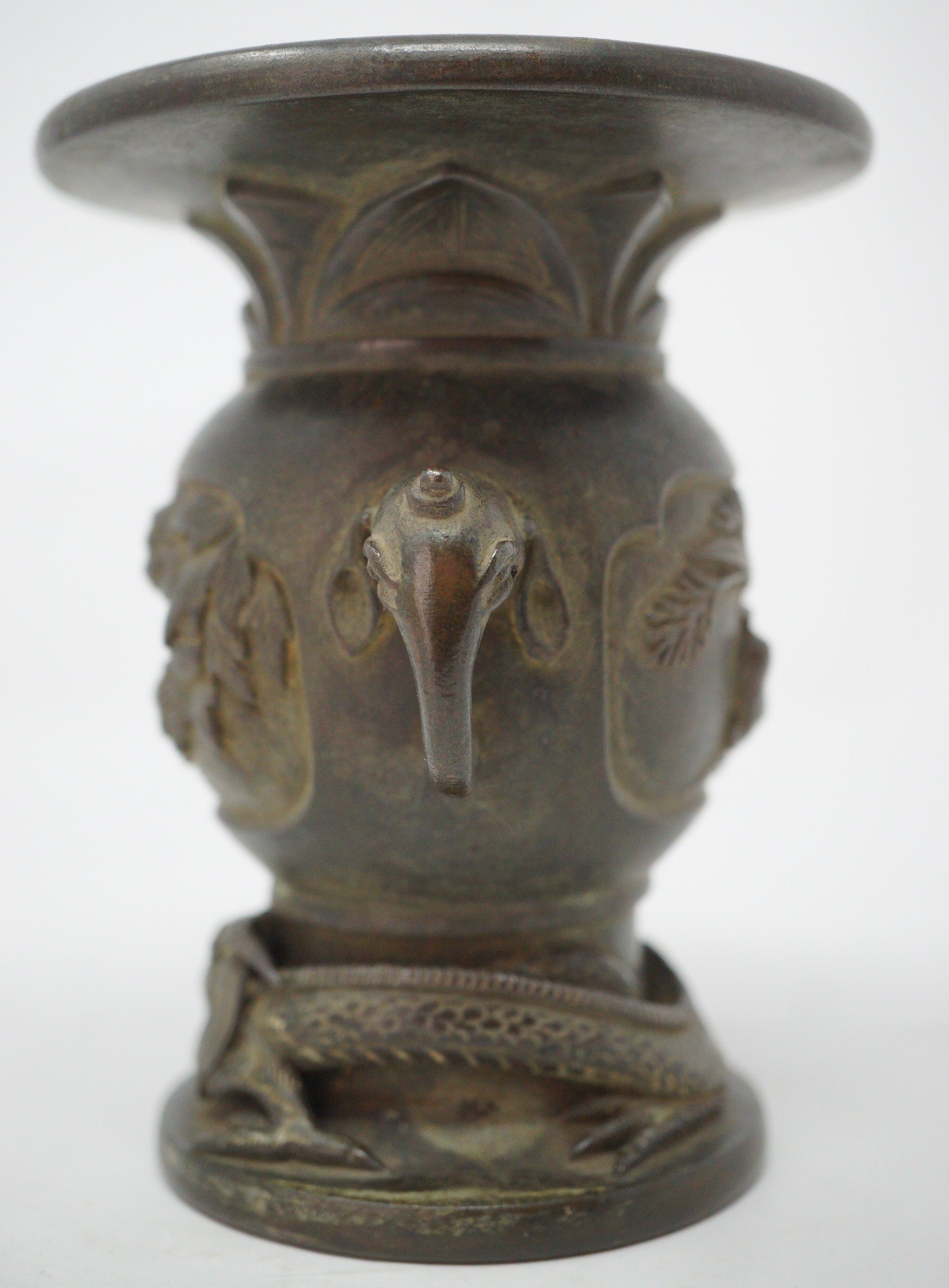 Japanische buddhistische Bronzevase mit detailliertem Drachenbild. Antikes Original aus Japan 1101D8