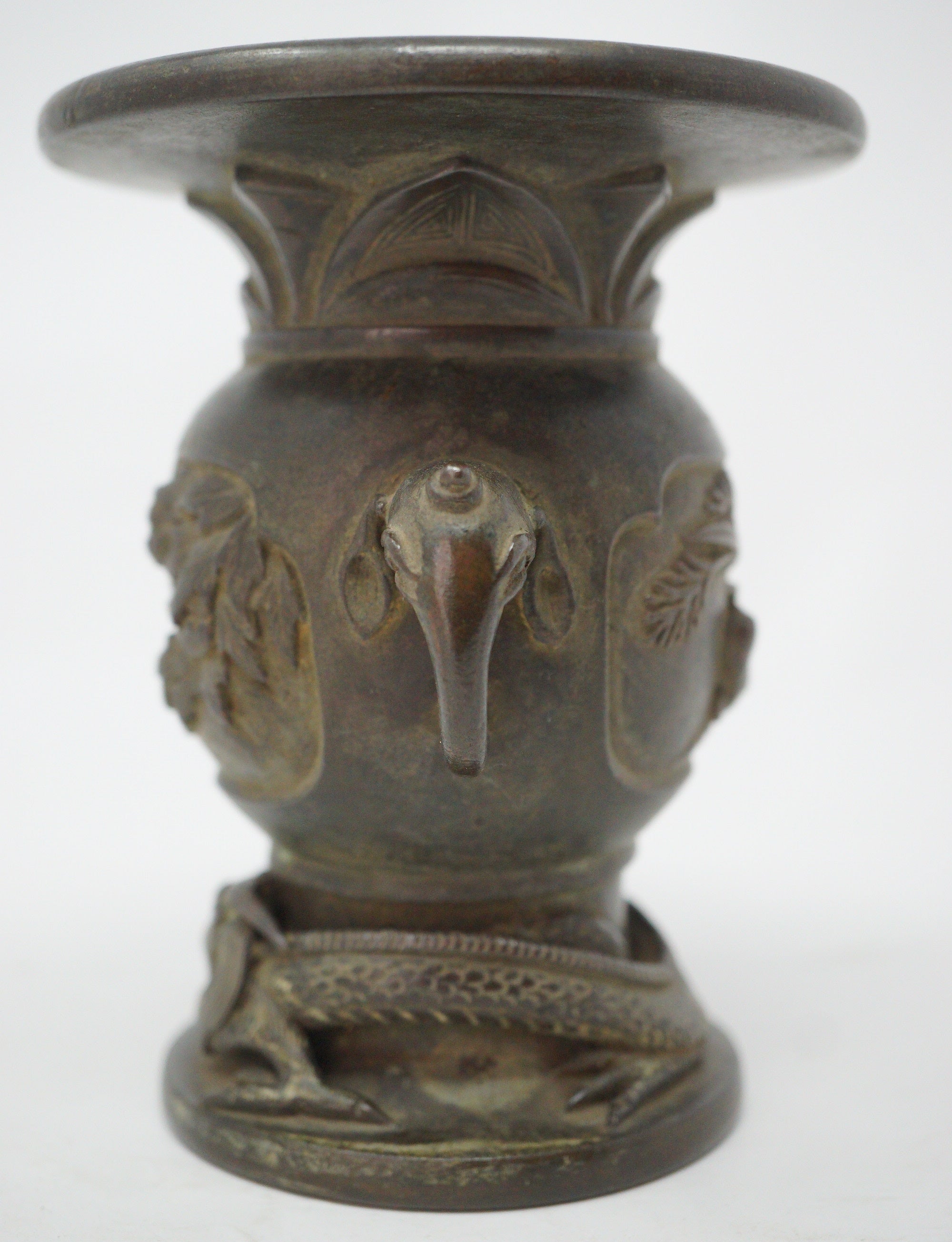 Japanische buddhistische Bronzevase mit detailliertem Drachenbild. Antikes Original aus Japan 1101D8