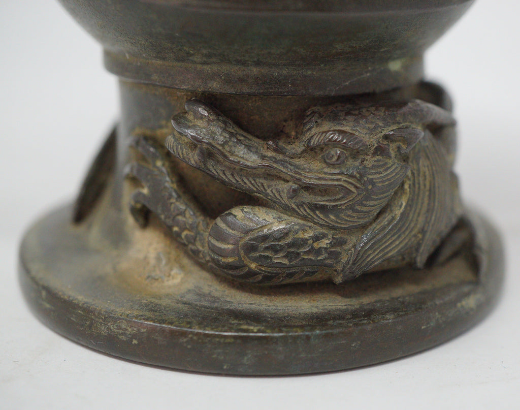 Japanische buddhistische Bronzevase mit detailliertem Drachenbild. Antikes Original aus Japan 1101D8