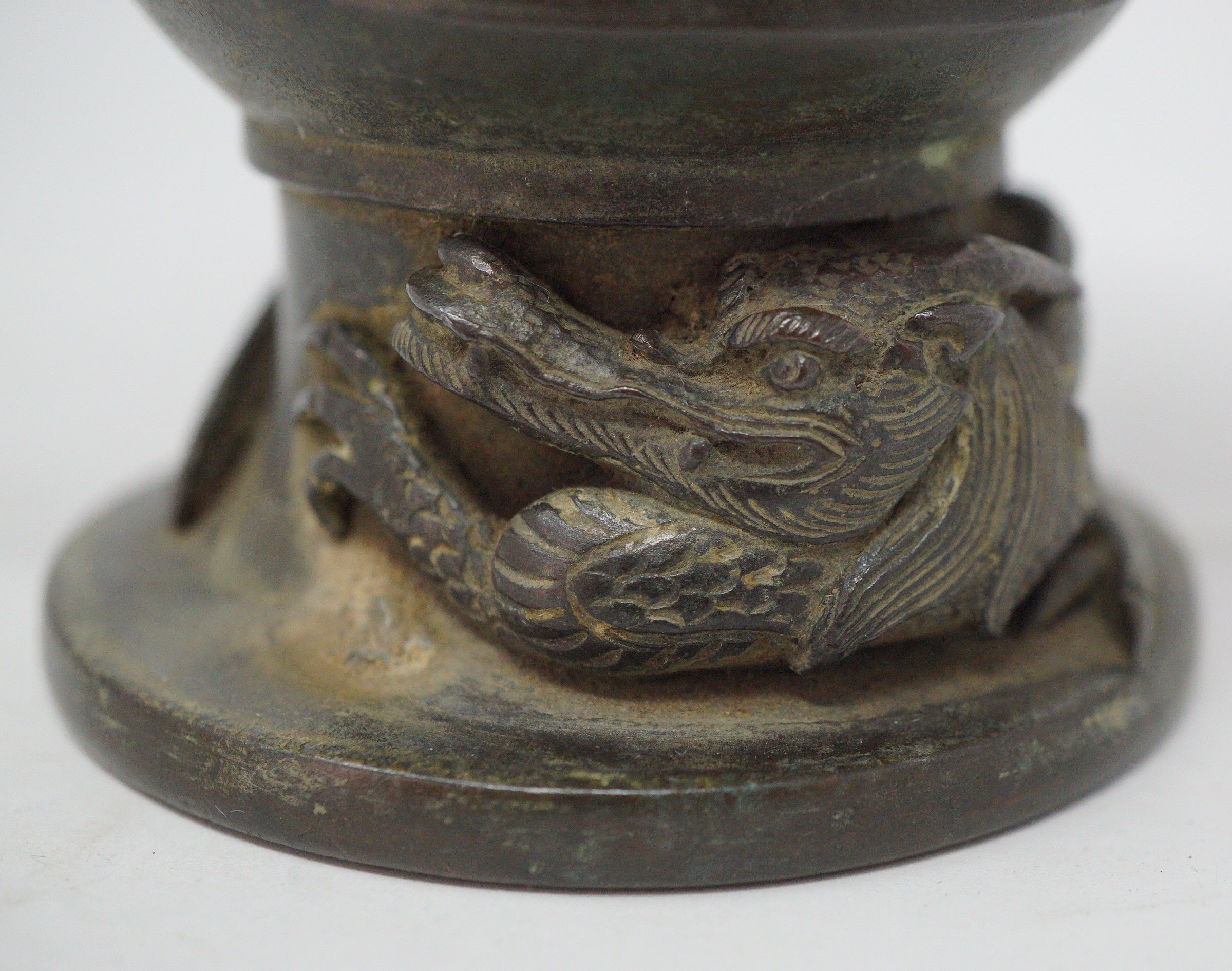 Japanische buddhistische Bronzevase mit detailliertem Drachenbild. Antikes Original aus Japan 1101D8