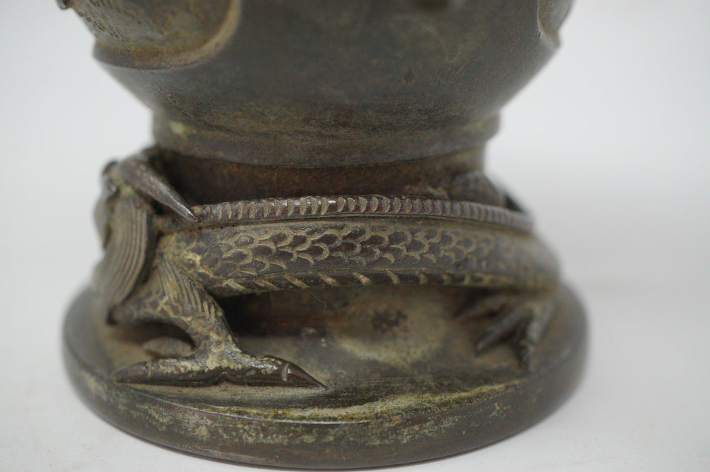 Japanische buddhistische Bronzevase mit detailliertem Drachenbild. Antikes Original aus Japan 1101D8