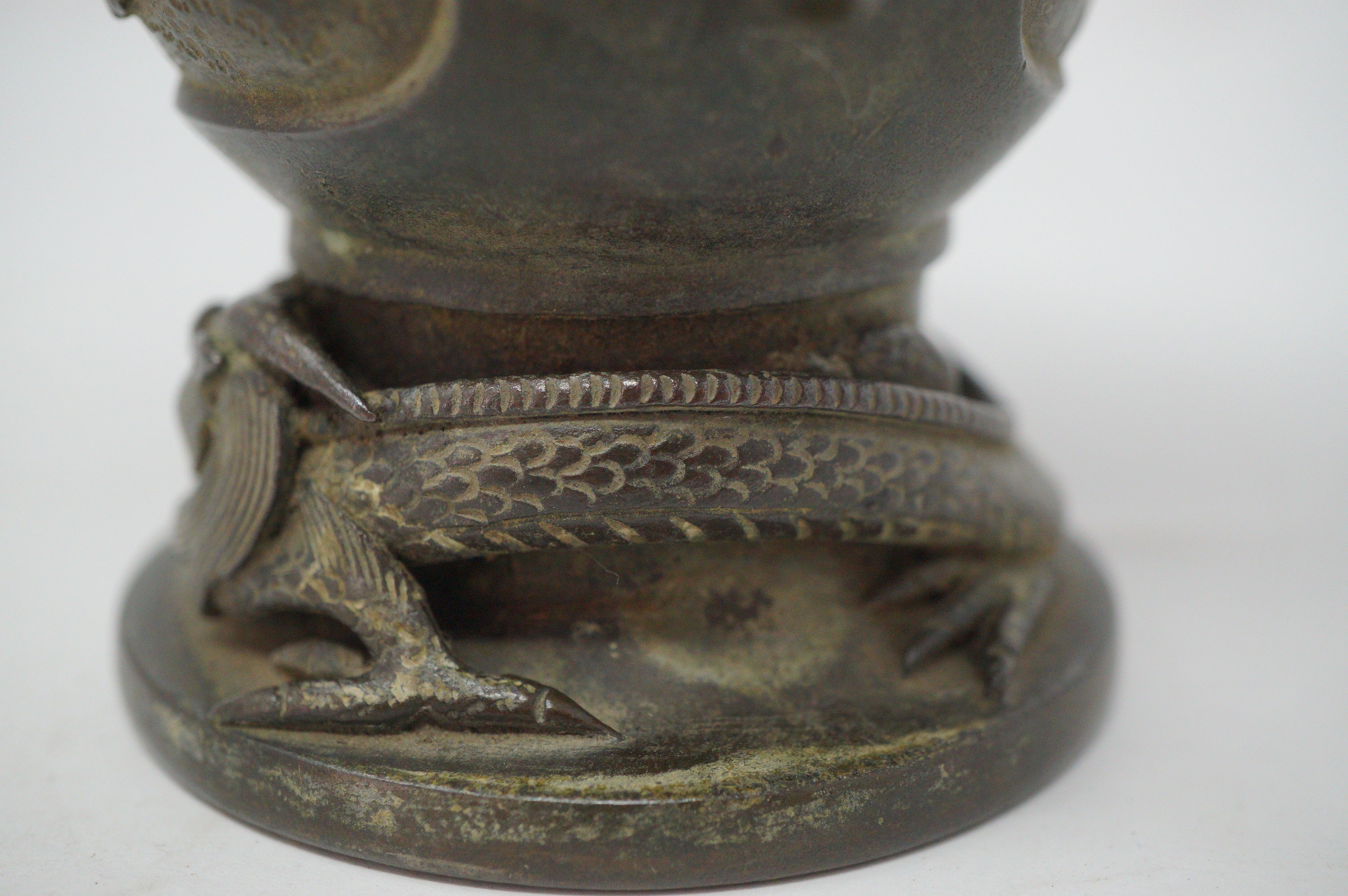 Japanische buddhistische Bronzevase mit detailliertem Drachenbild. Antikes Original aus Japan 1101D8