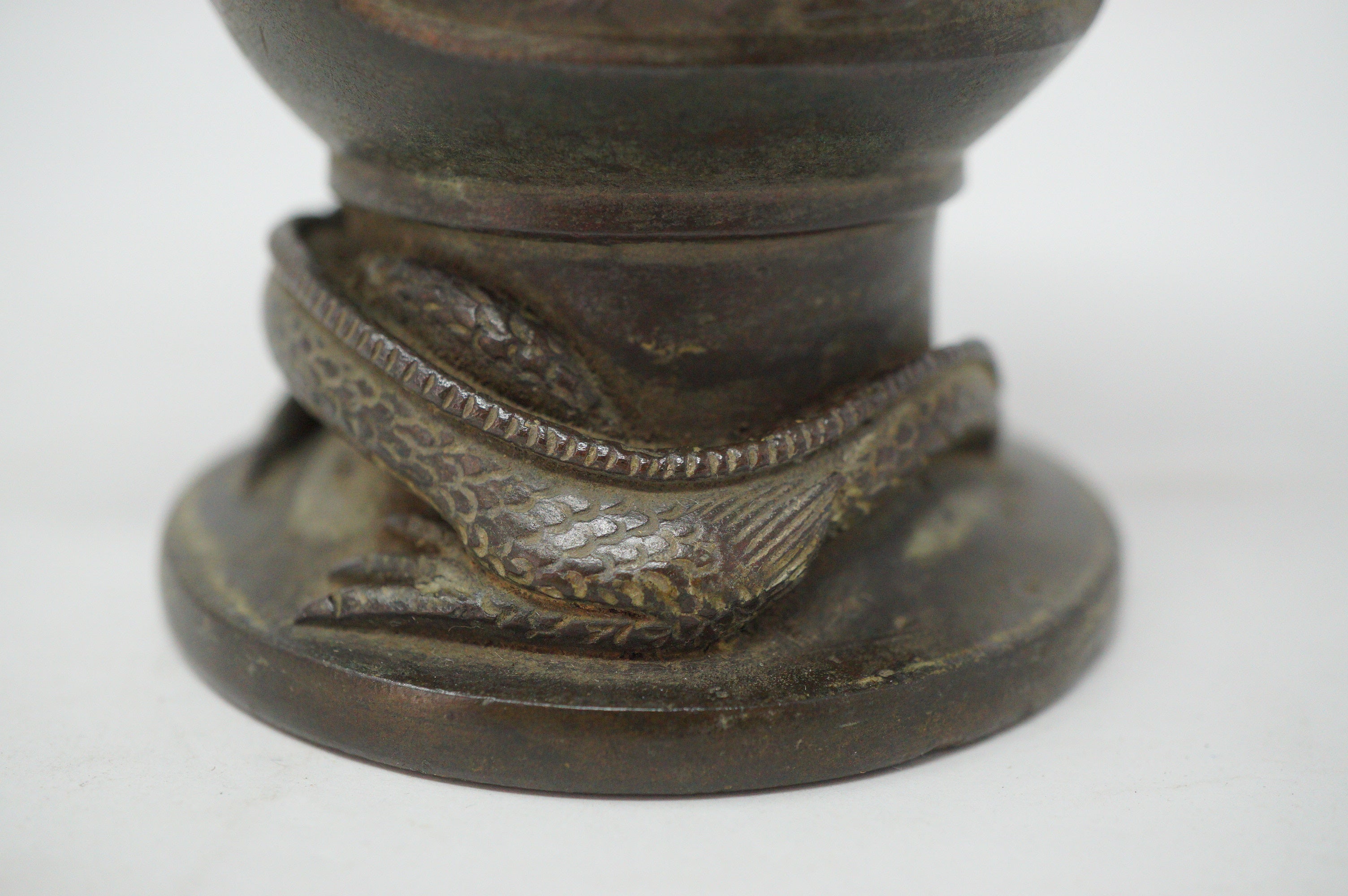Japanische buddhistische Bronzevase mit detailliertem Drachenbild. Antikes Original aus Japan 1101D8