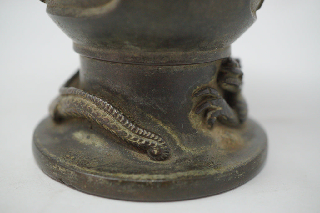 Japanische buddhistische Bronzevase mit detailliertem Drachenbild. Antikes Original aus Japan 1101D8
