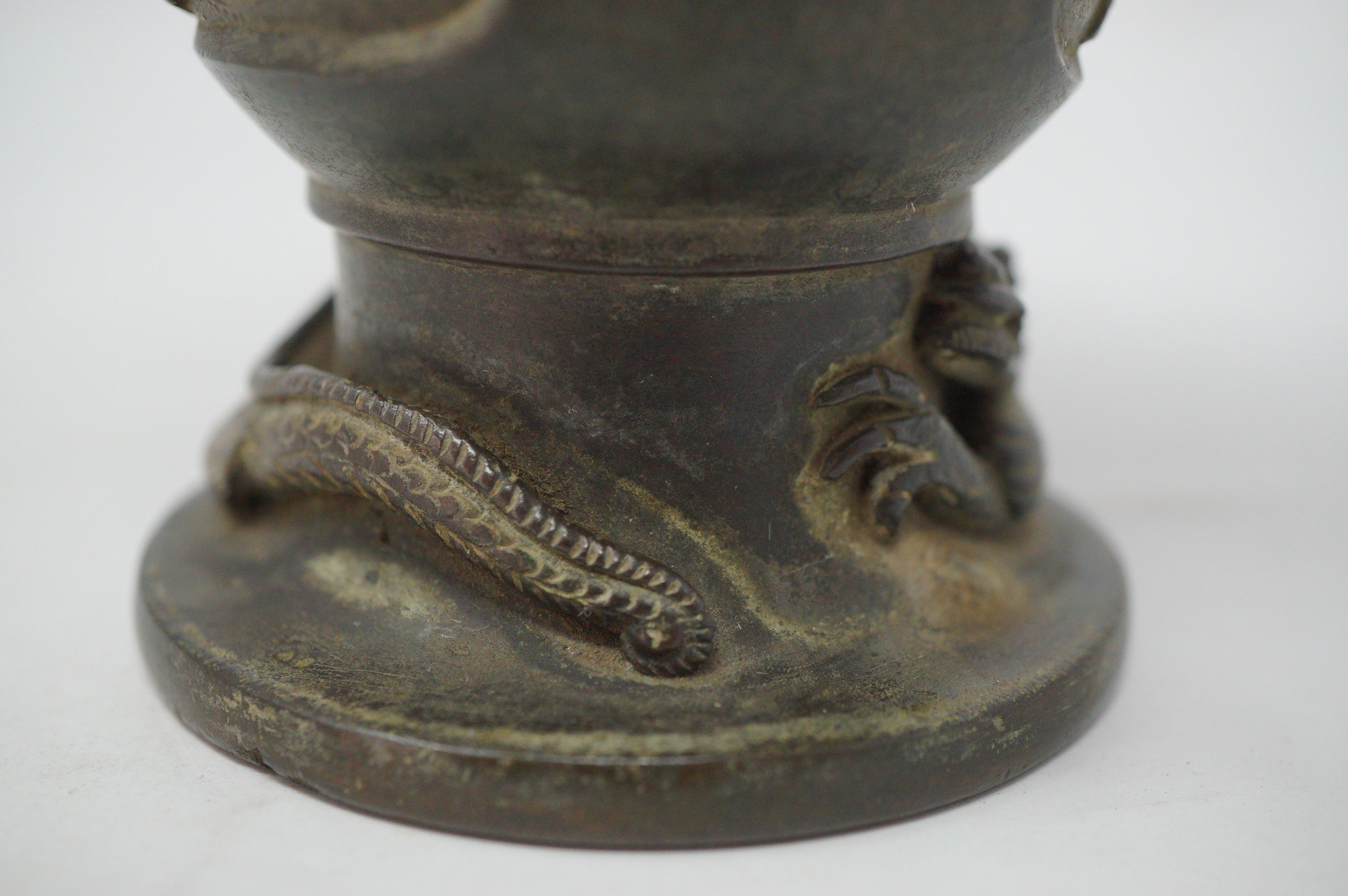 Japanische buddhistische Bronzevase mit detailliertem Drachenbild. Antikes Original aus Japan 1101D8