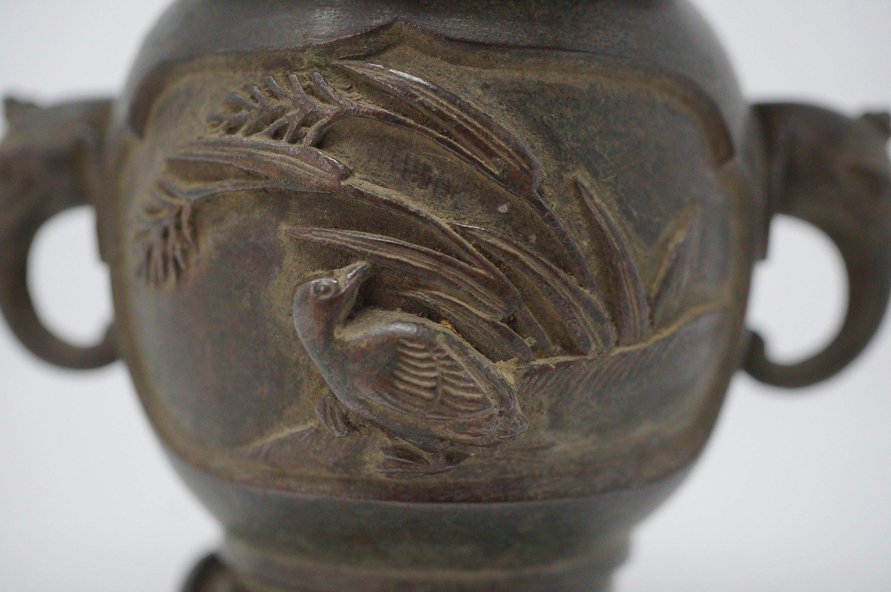 Japanische buddhistische Bronzevase mit detailliertem Drachenbild. Antikes Original aus Japan 1101D8