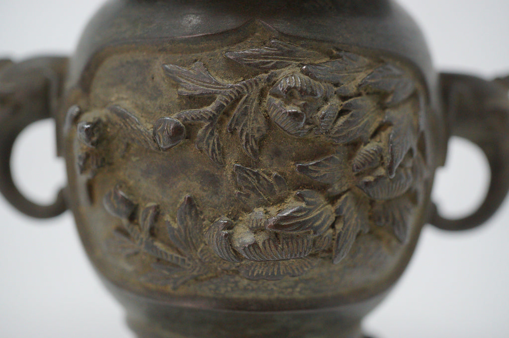 Japanische buddhistische Bronzevase mit detailliertem Drachenbild. Antikes Original aus Japan 1101D8
