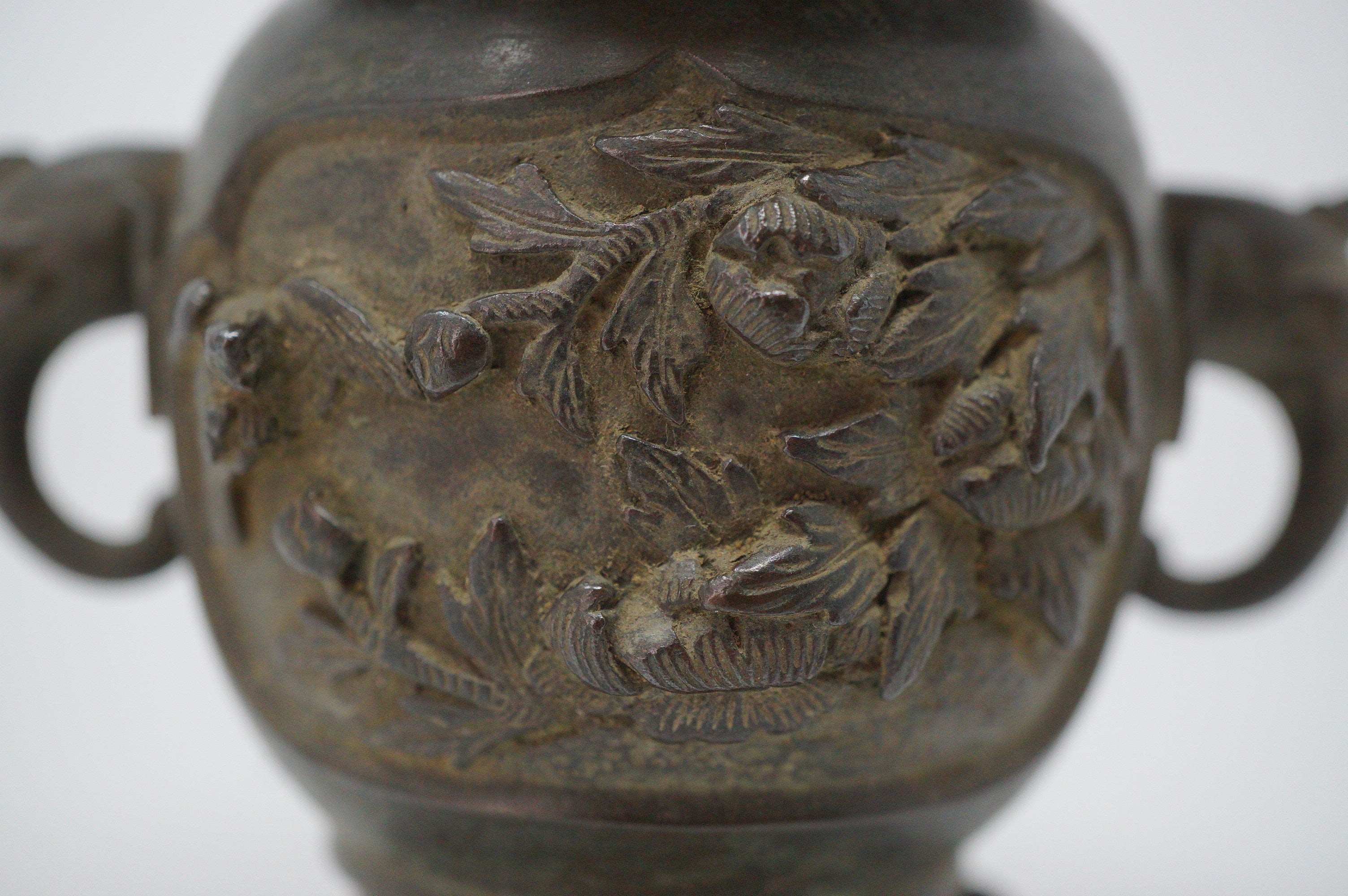 Japanische buddhistische Bronzevase mit detailliertem Drachenbild. Antikes Original aus Japan 1101D8