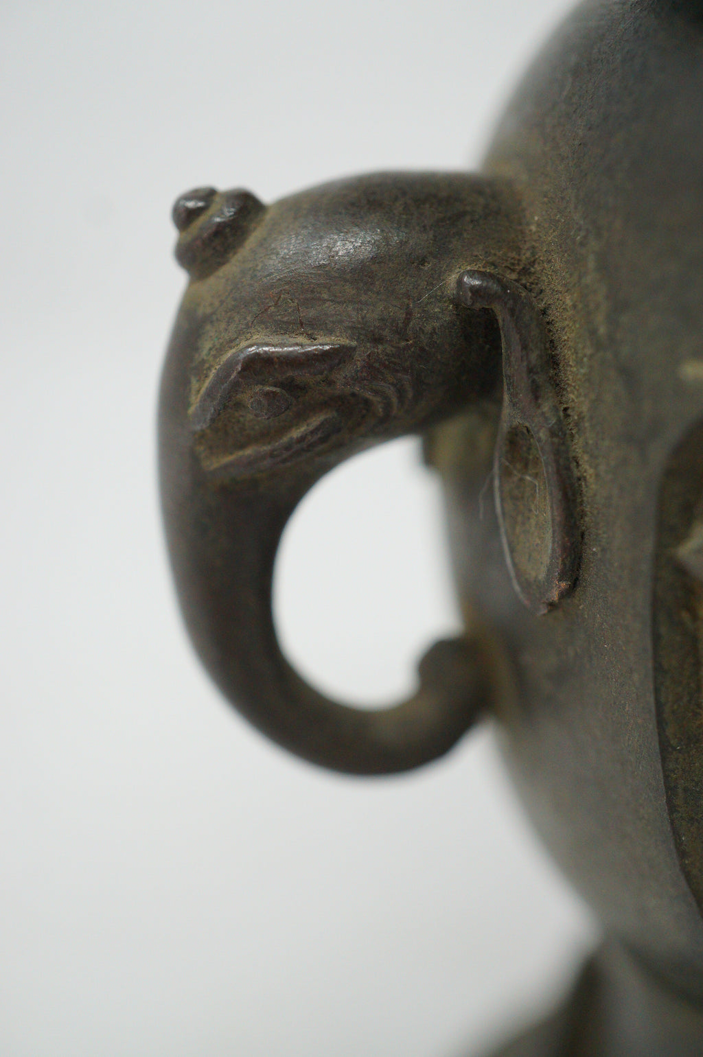 Japanische buddhistische Bronzevase mit detailliertem Drachenbild. Antikes Original aus Japan 1101D8