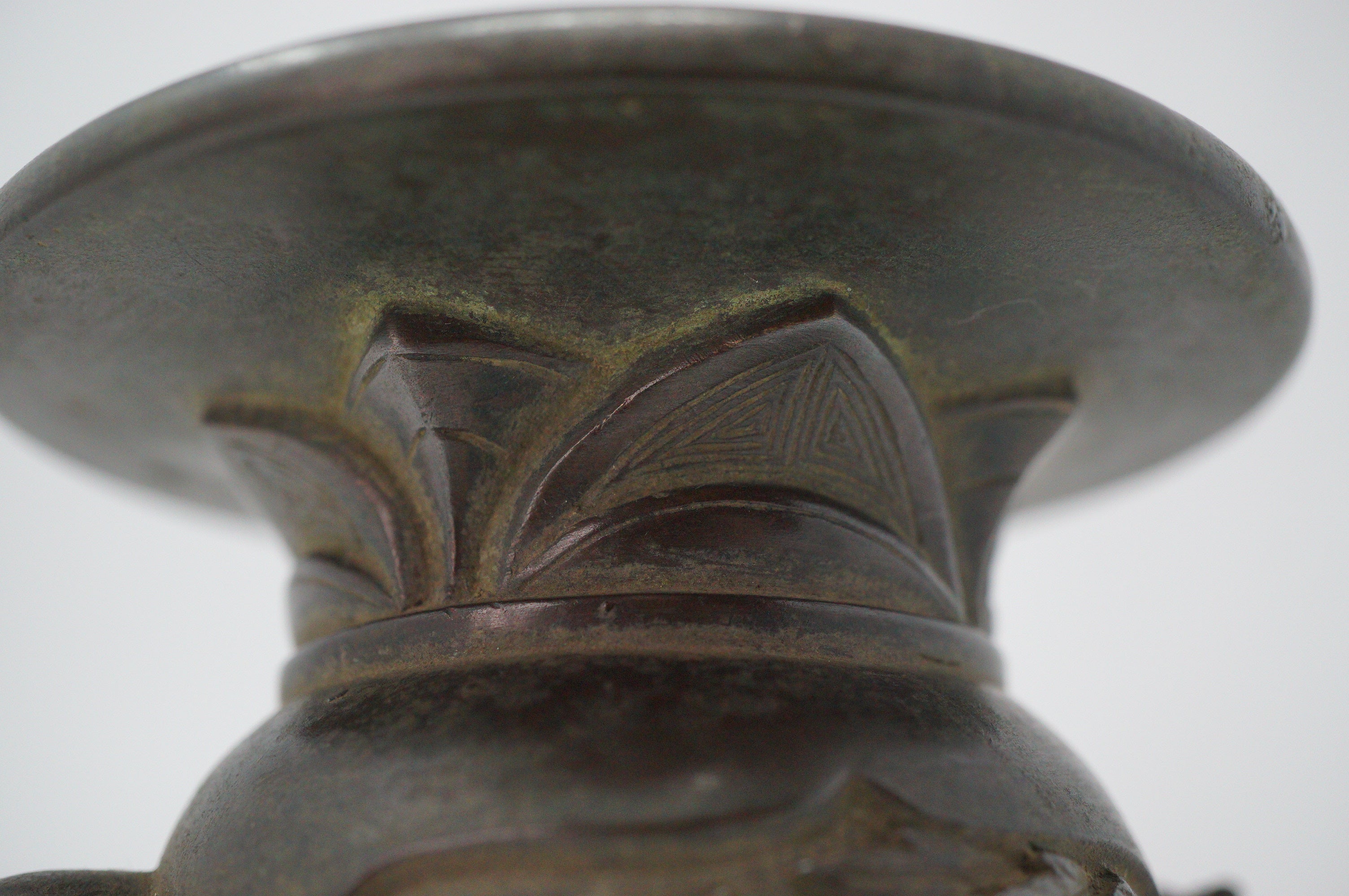 Japanische buddhistische Bronzevase mit detailliertem Drachenbild. Antikes Original aus Japan 1101D8