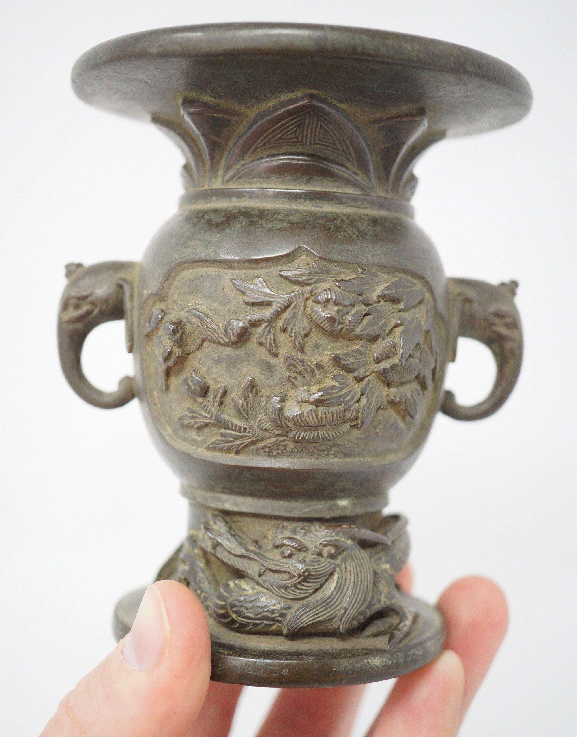 Japanische buddhistische Bronzevase mit detailliertem Drachenbild. Antikes Original aus Japan 1101D8